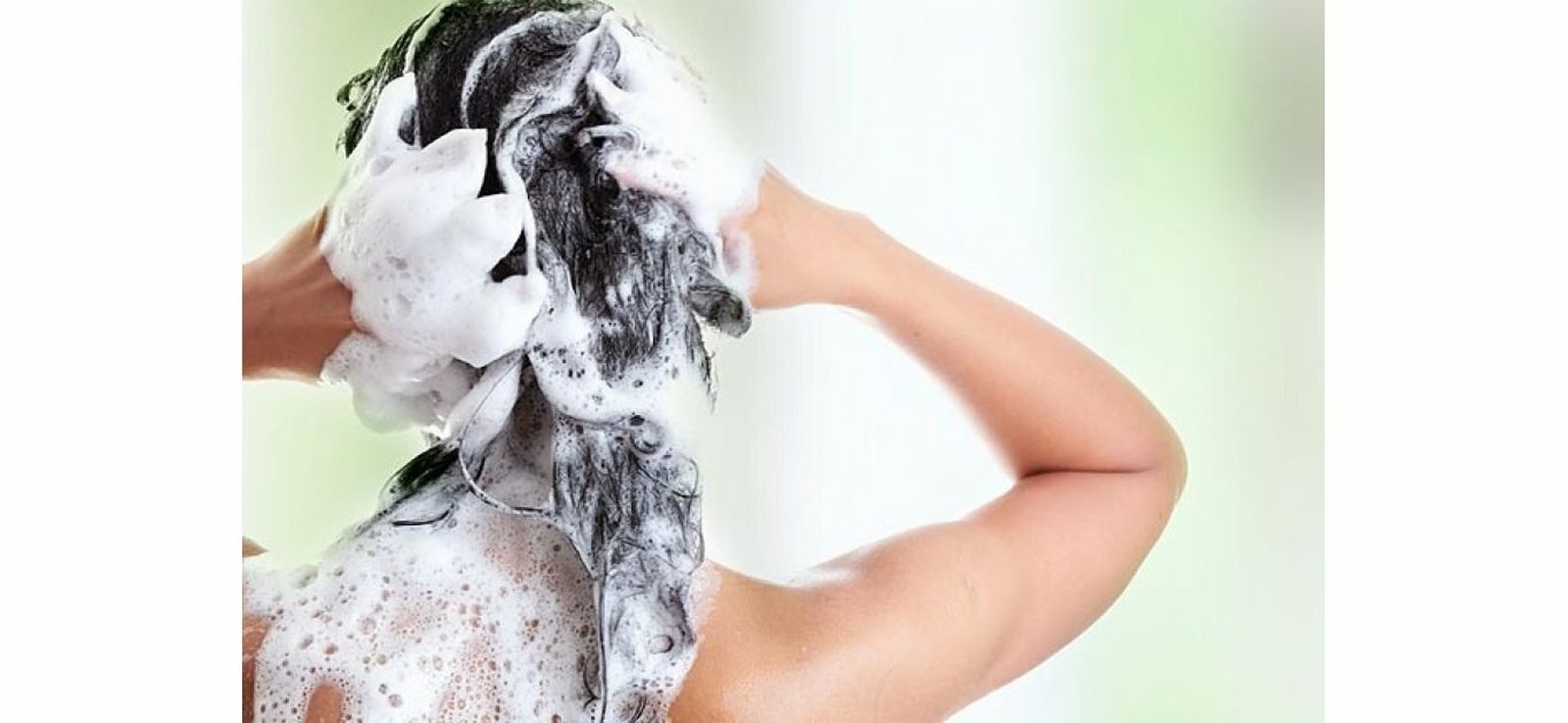 Una mujer se lava el cabello