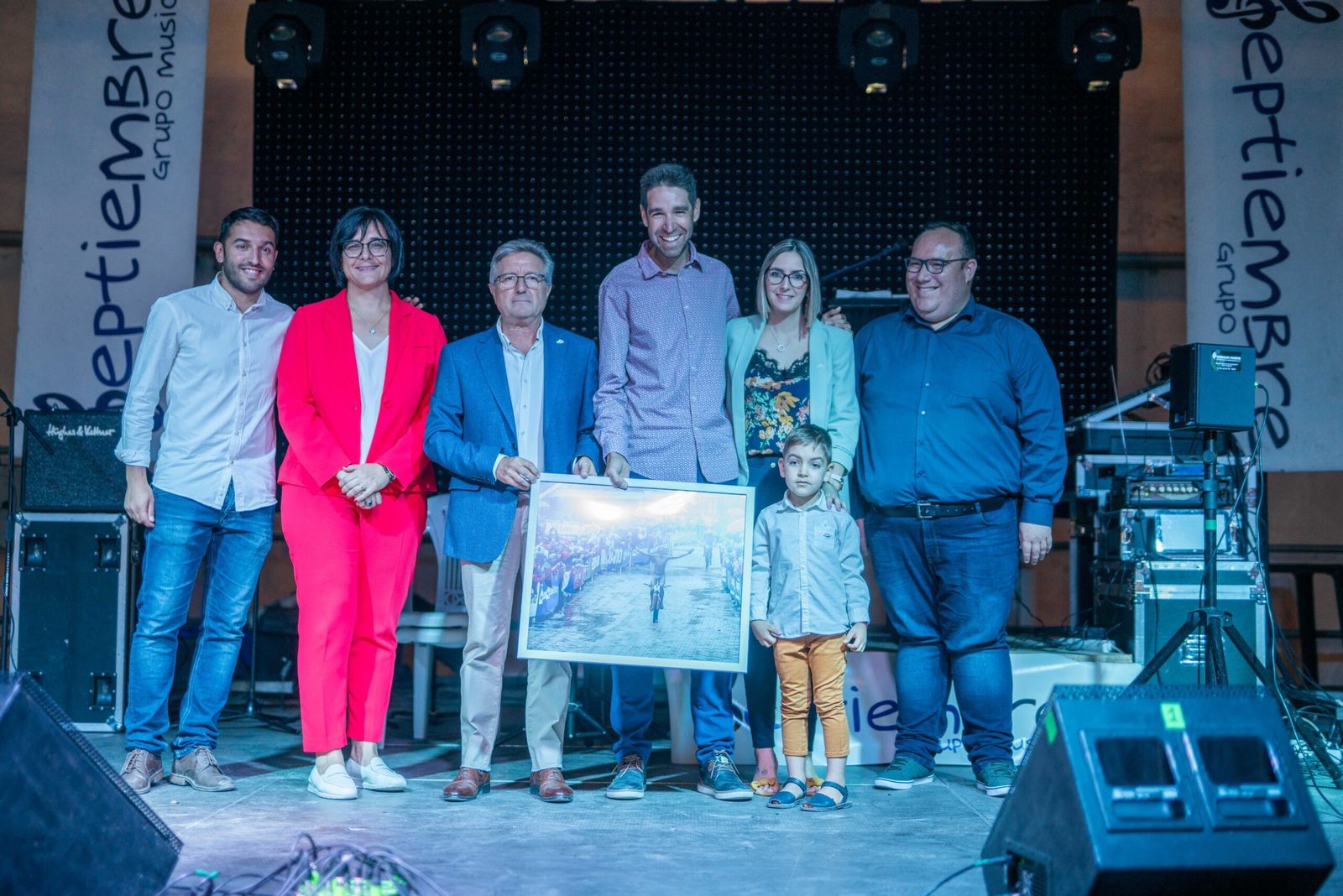 David Valero junto a su familia y los representantes políticos.