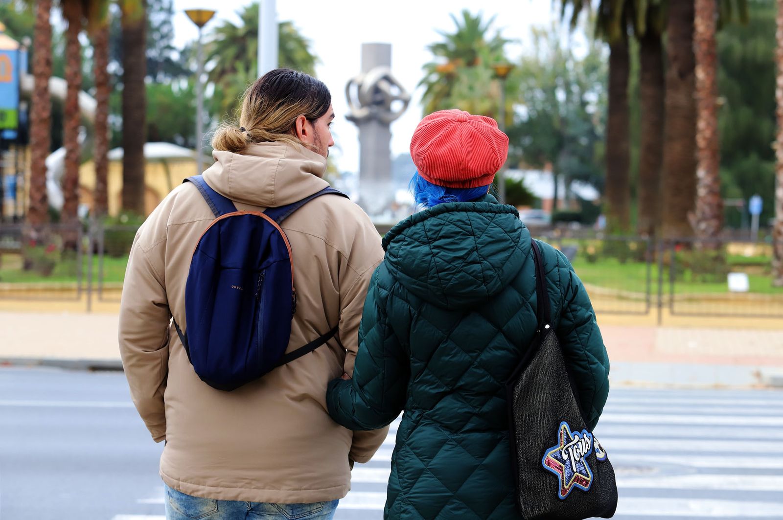Dos personas pasean en las inmediaciones de la Plaza de las Monjas.