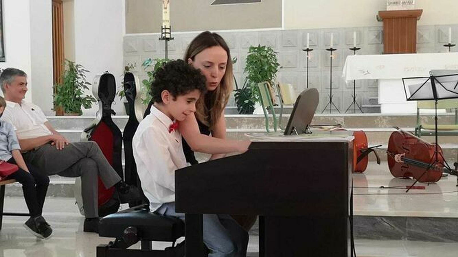 La profesora Anna Chirova, en la parroquia de La Piñera, en Algeciras, con su alumno Driss.