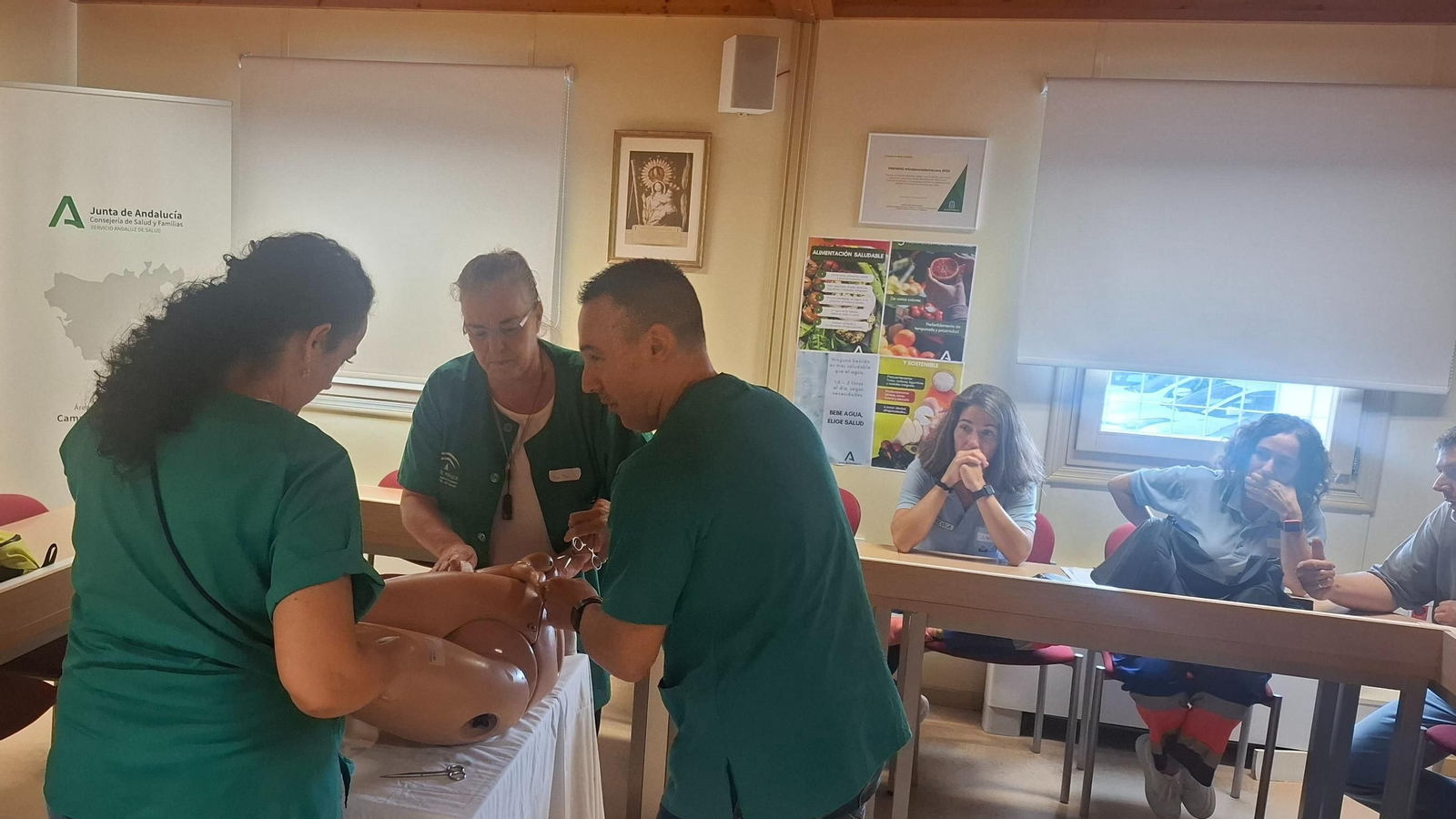 Médicos y enfermeros de Urgencias Extrahospitalarias del Campo de Gibraltar se forman en atención al parto.