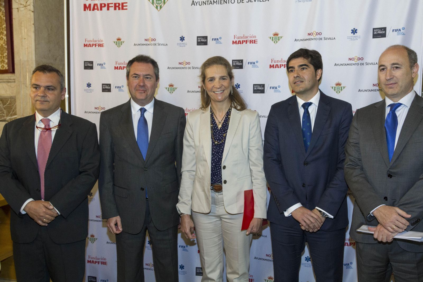 La infanta Elena, flanqueada por el alcalde, a su izquierda, y el presidente del Betis, Ángel Haro, a su derecha.