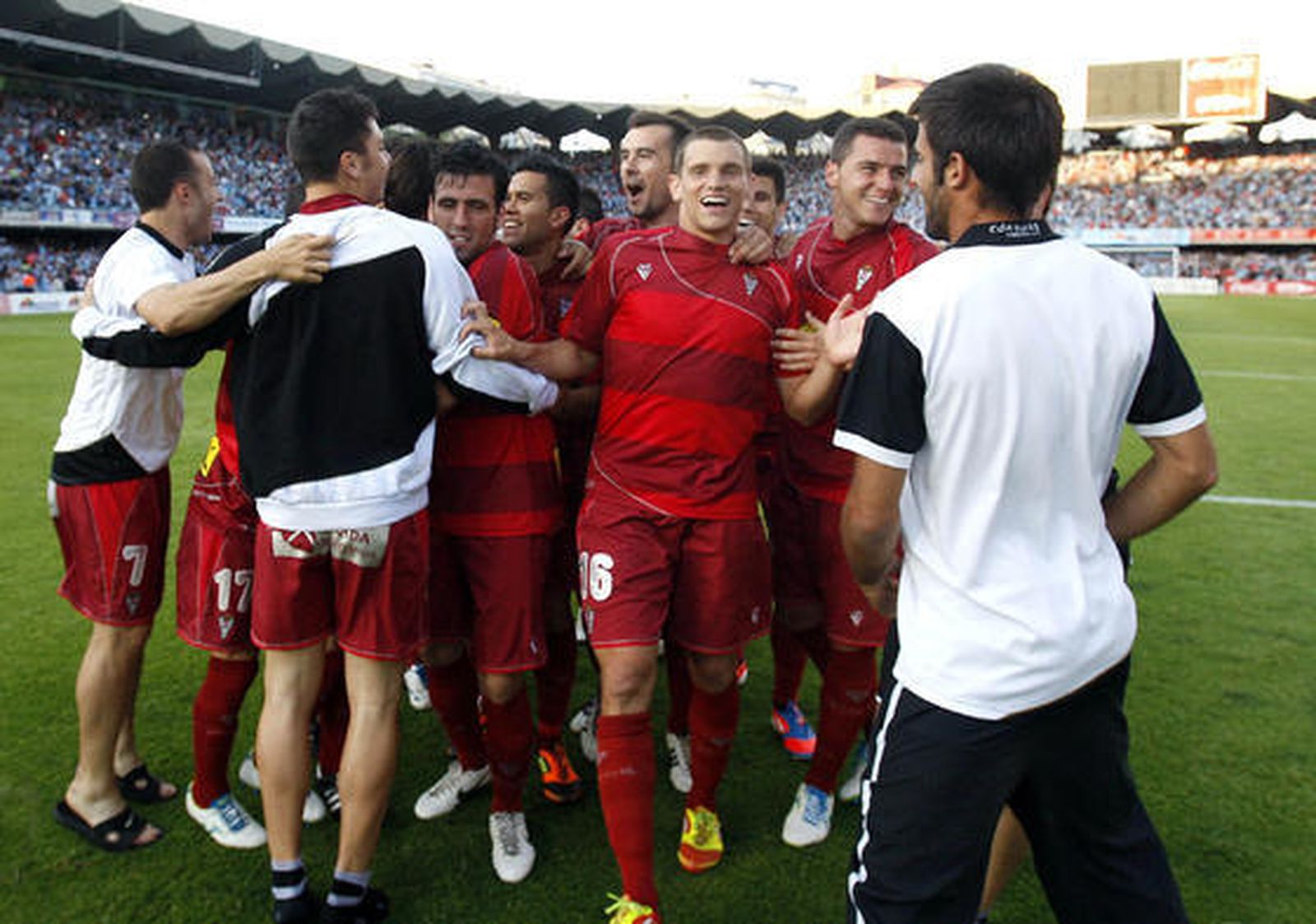 El Córdoba se clasifica para los 'play off' tras empatar sin goles con el Celta.  Foto: LOF