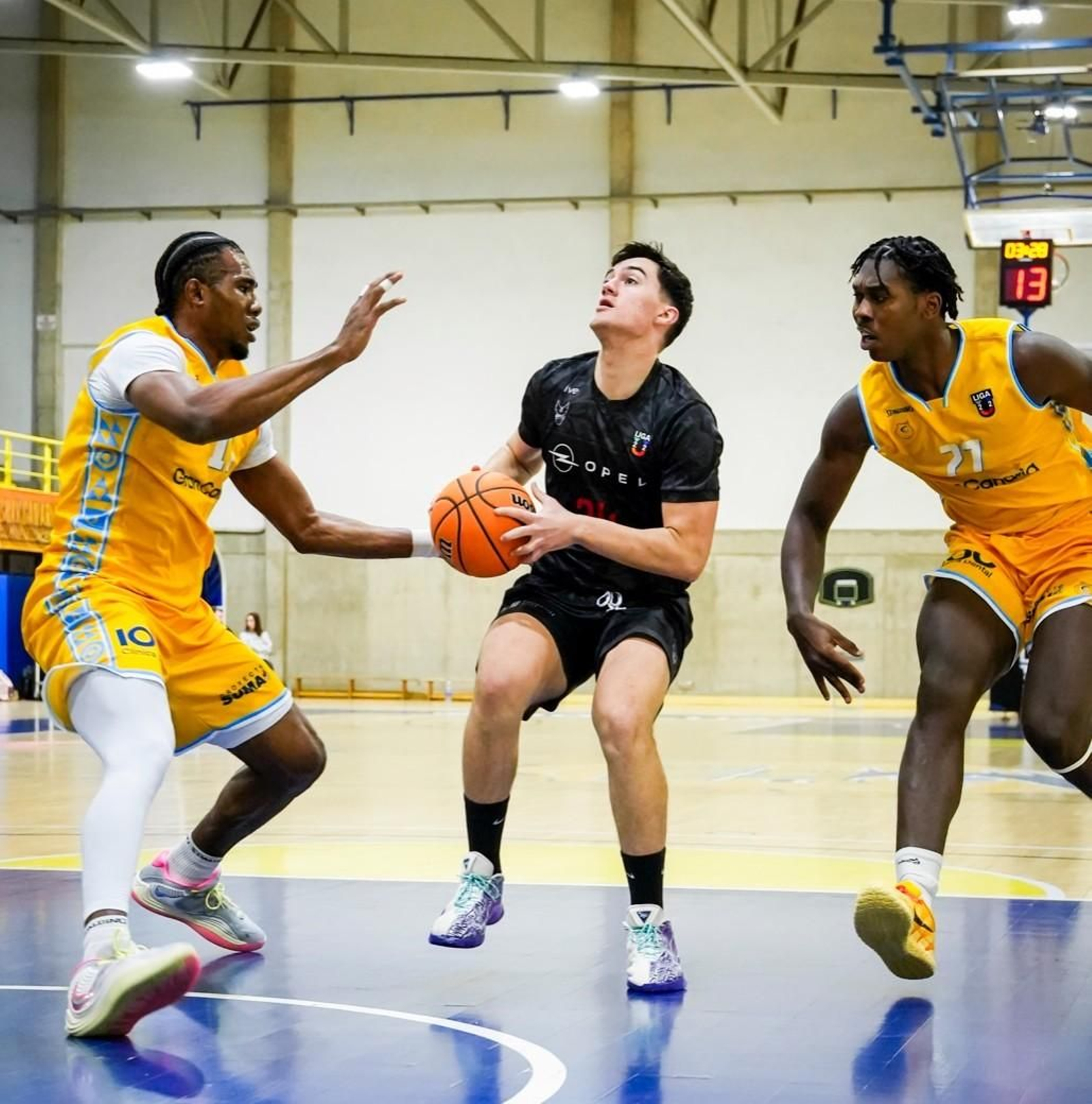 Una acción del partido jugado este viernes