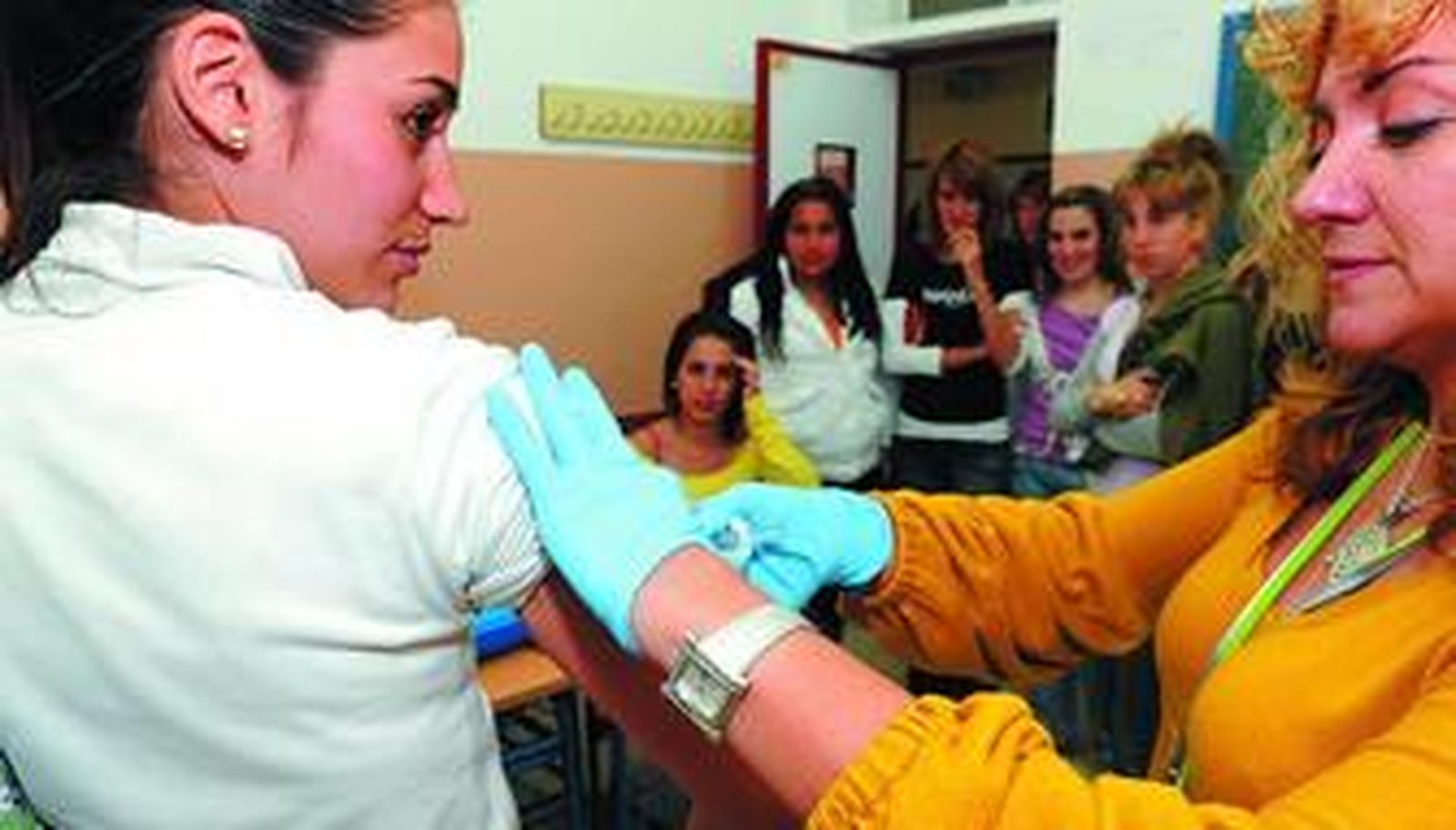 Una de las alumnas del IES Andrés Benítez, mientras era vacunada ayer para prevenir las paperas.