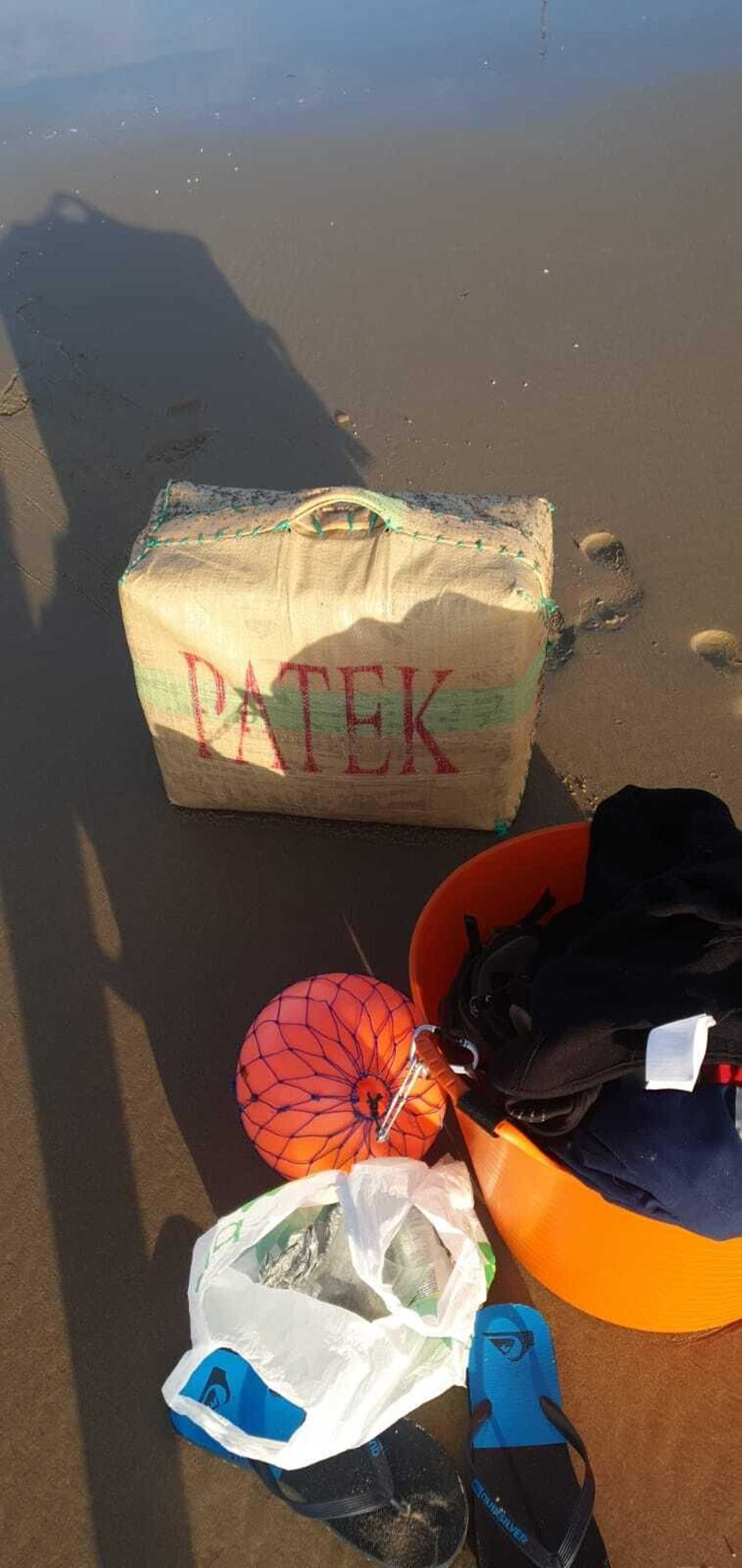 Uno de los fardos encontrados en Cortadura.