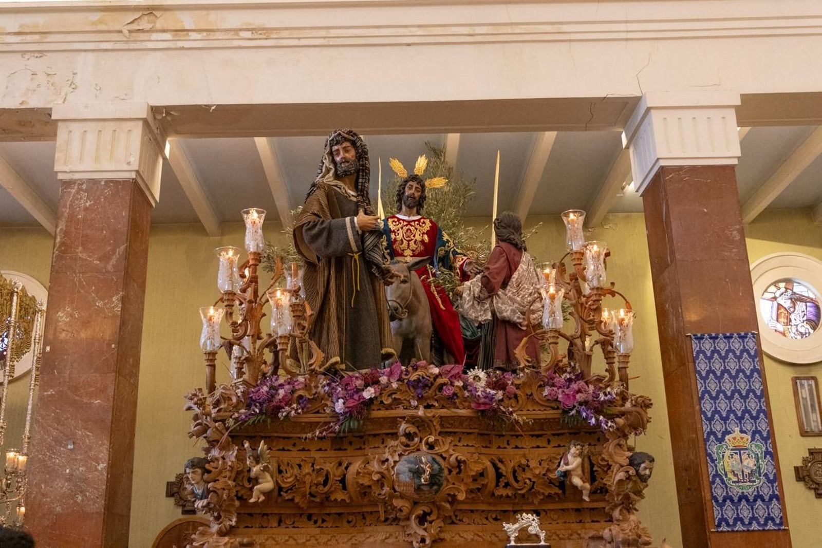 Los jiennenses se echan a la calle para presenciar la primera de las procesiones de la jornada: la Borriquilla (I)