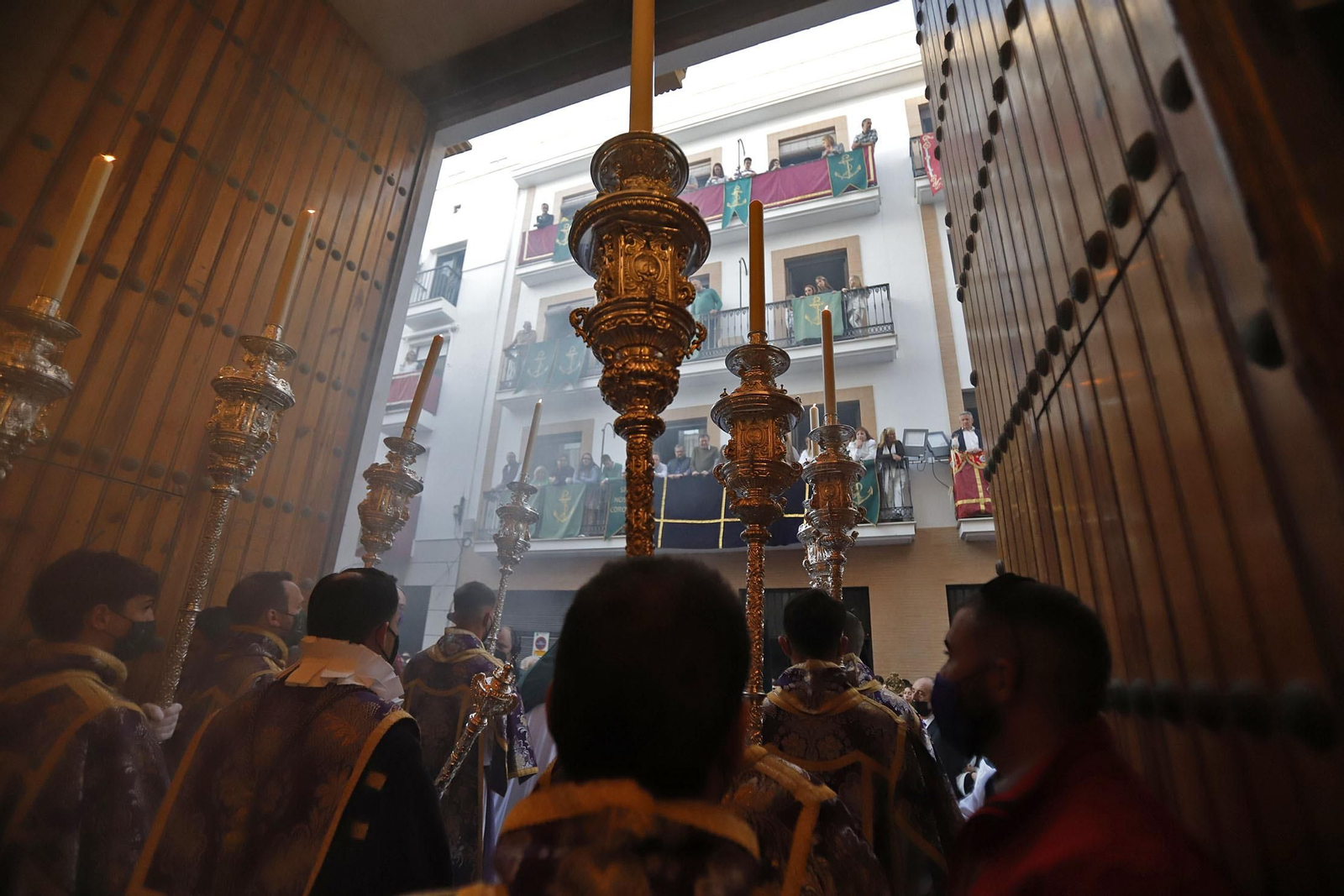 Imágenes de la estación de penitencia de la Hermandad de La Esperanza de Huelva