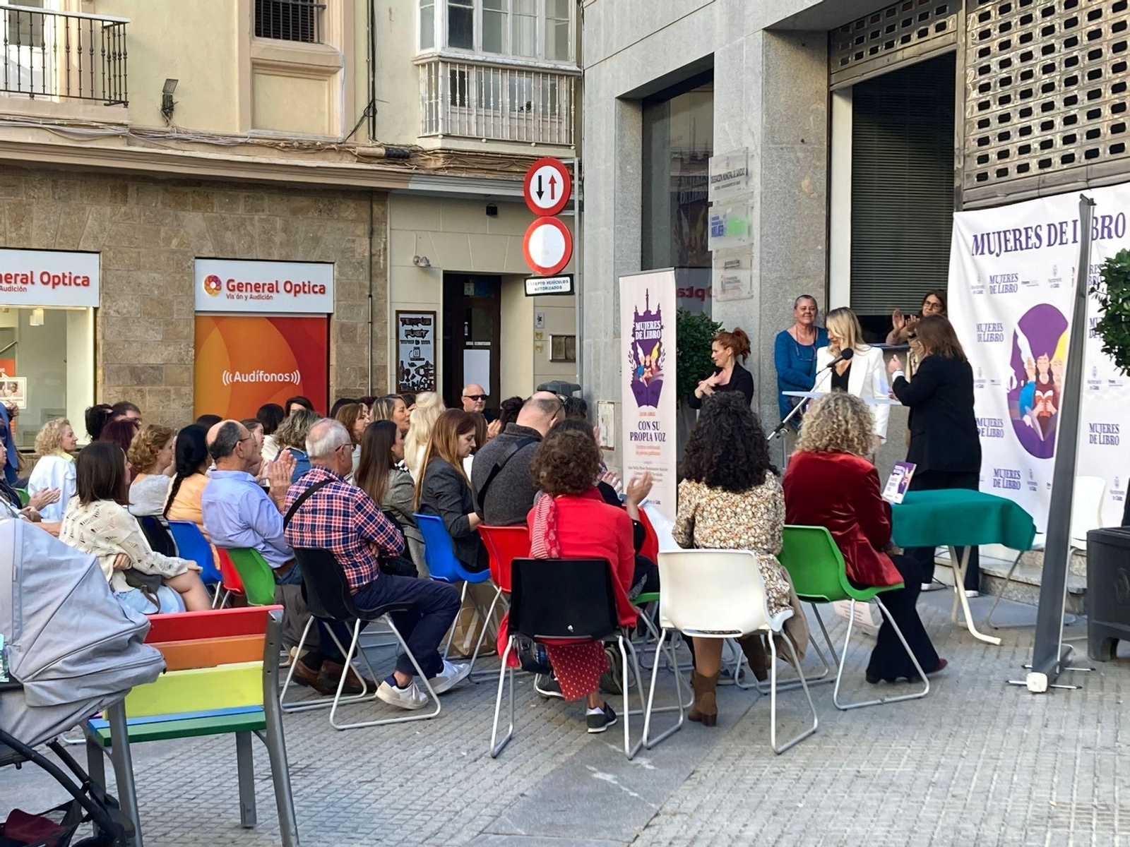 Una de las miles de lecturas que se hicieron en Cádiz en la Feria del Libro Una de las miles de lecturas que se hicieron en Cádiz en la Feria del Libro