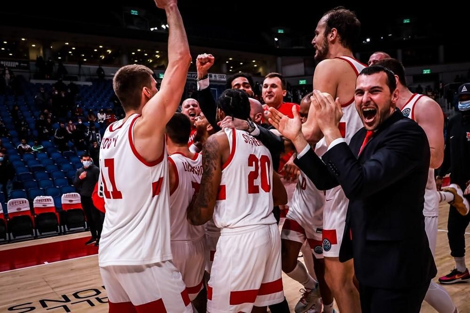 Los jugadores del Prometey celebran la victoria en Israel.