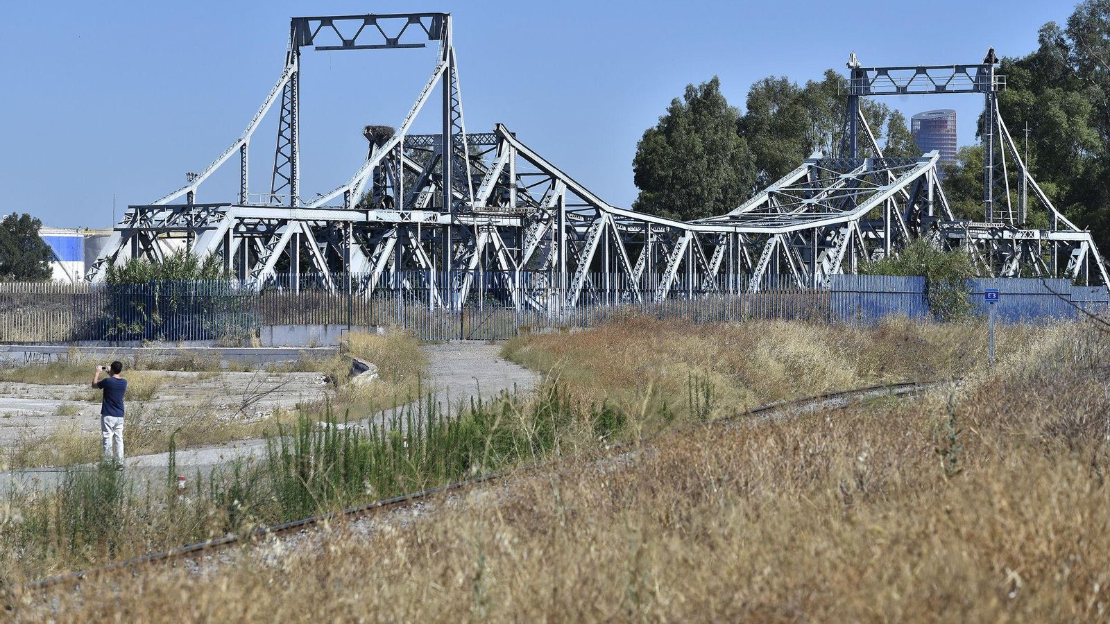 El Puente de Hierro en su emplazamiento actual, al final de la avenida de La Raza.