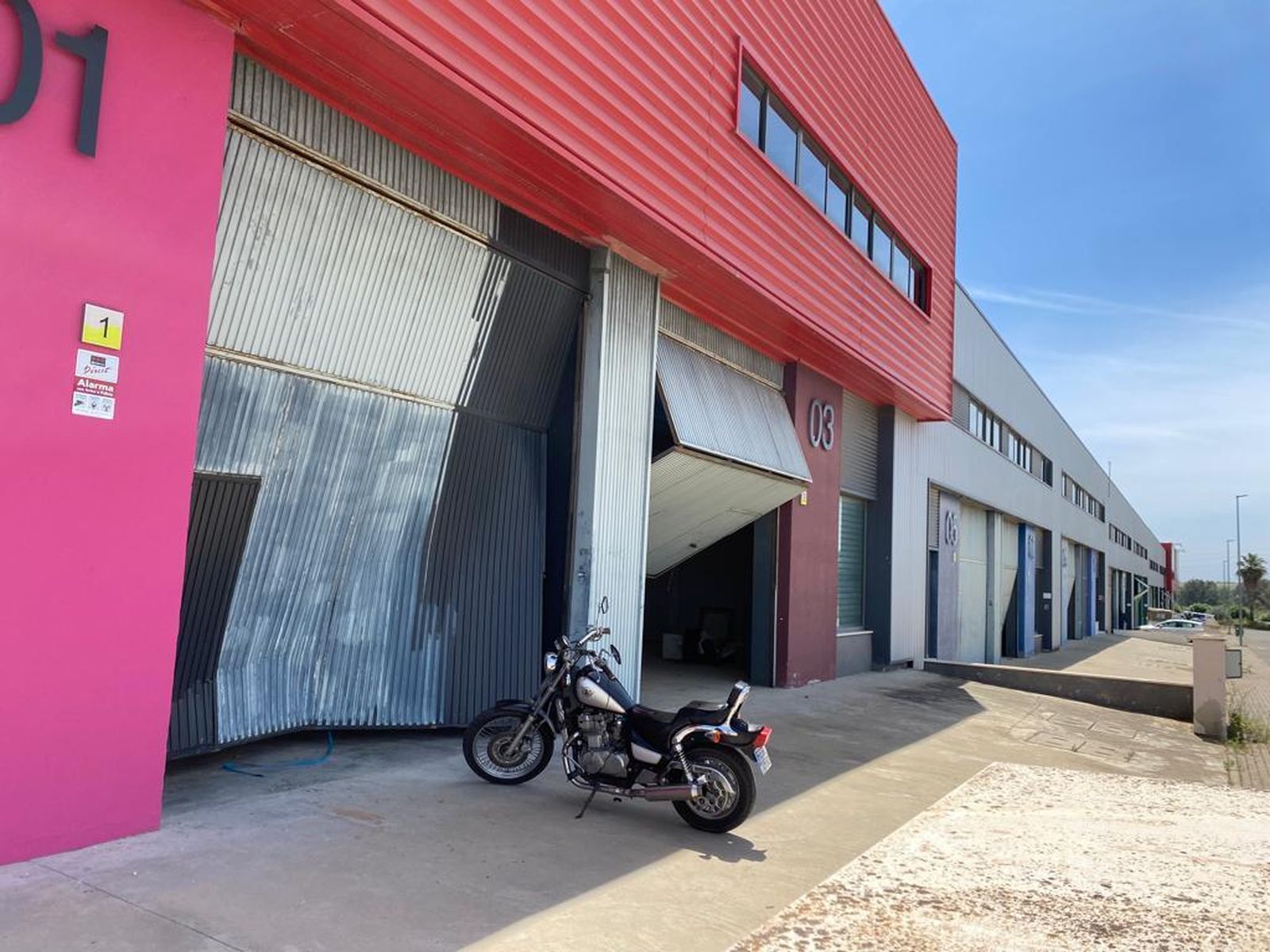 Una de las naves asaltadas en Carrión de los Céspedes.