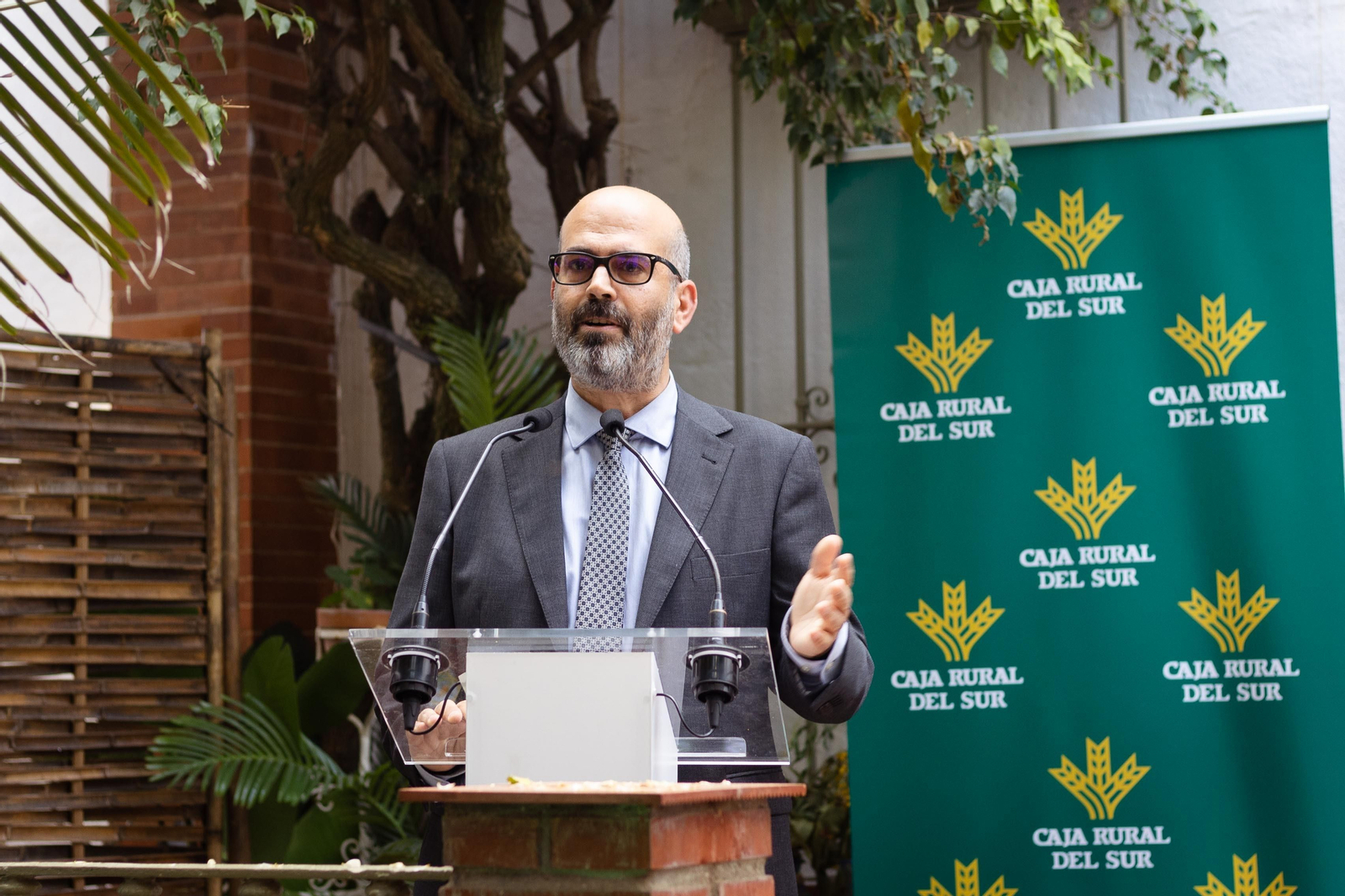 Imágenes de la presentación de la Guía de la Semana Santa de Huelva y su provincia 2023