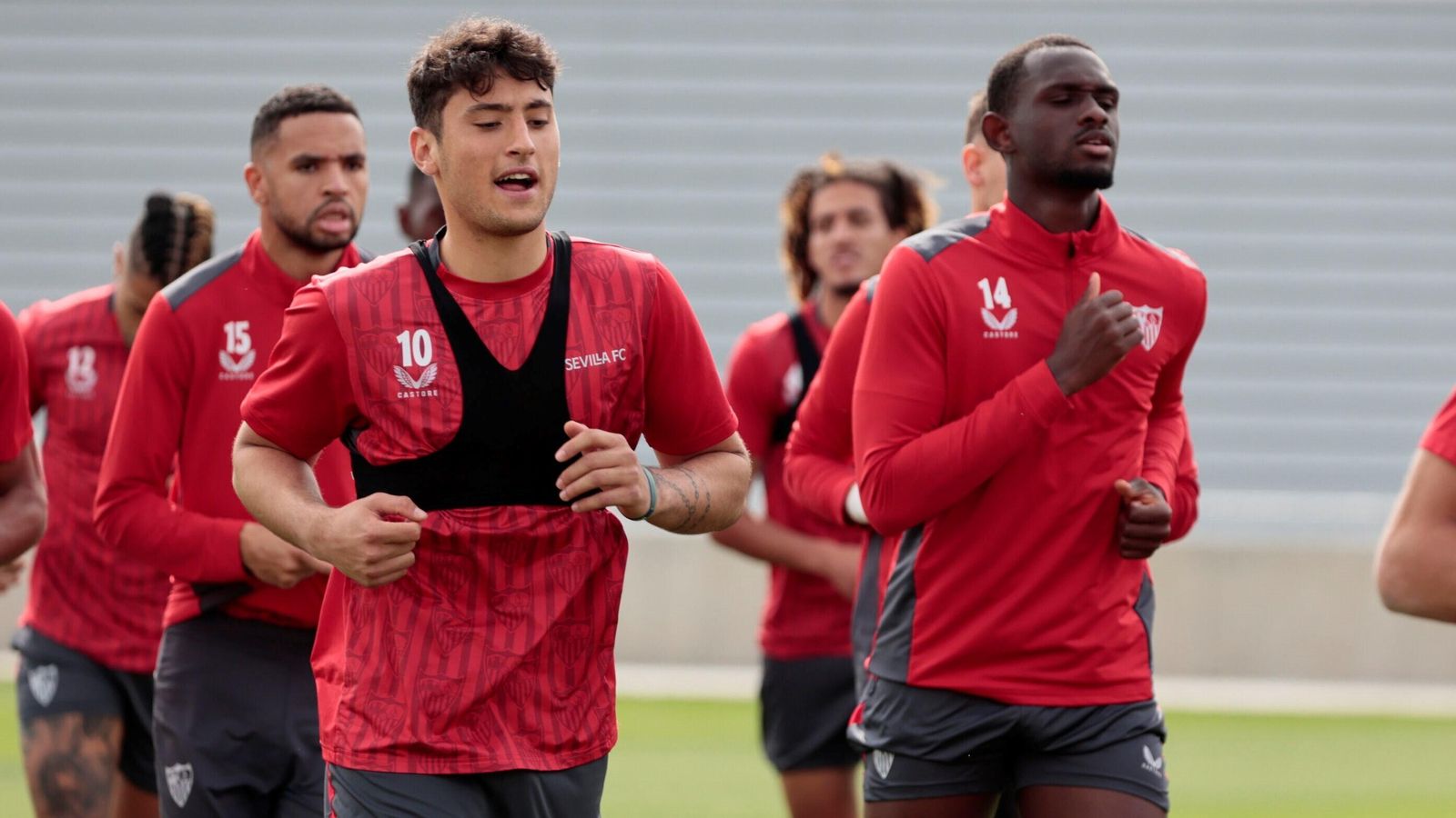 Alejo Véliz se ejercita sonriente junto a Nianzou y ante En-Nesyri.