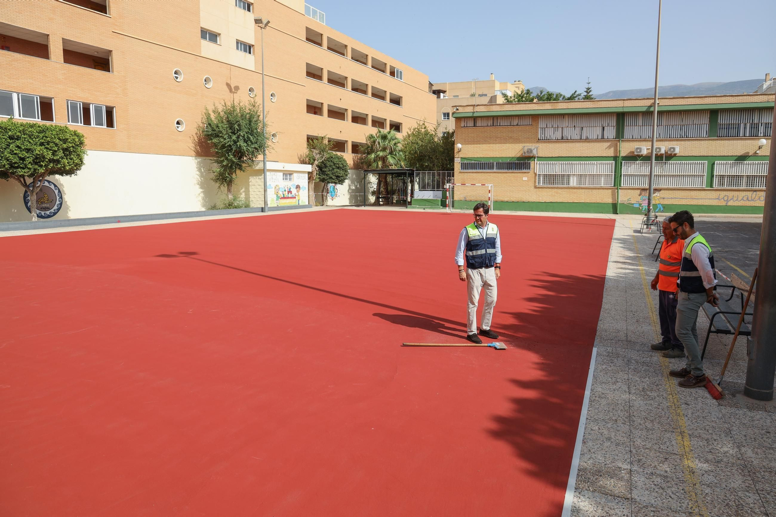 El alcalde ha visitado los centros educativos para conocer las mejoras que se implementan.