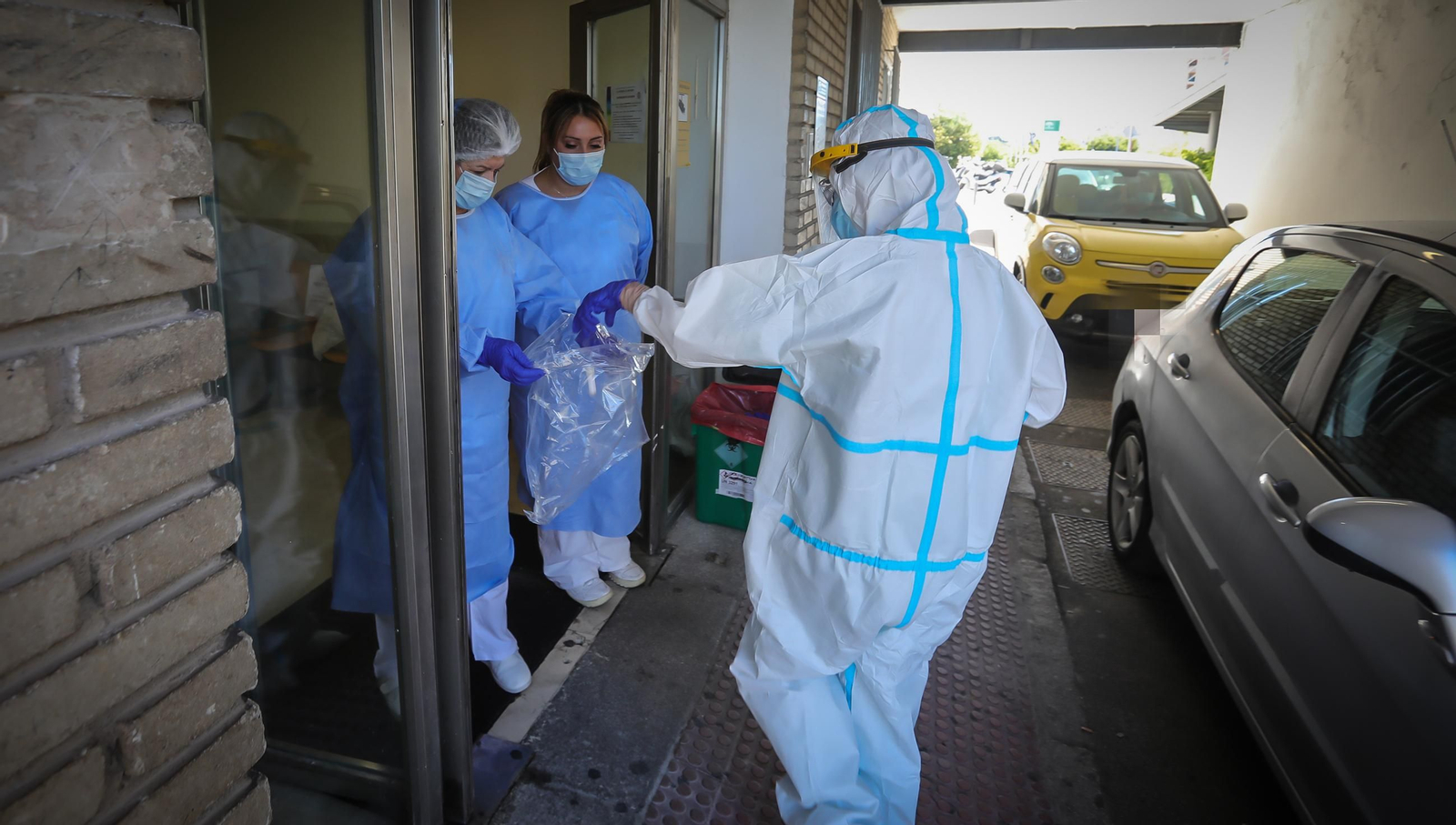 Varios sanitarios, tomando muestras en el hospital.