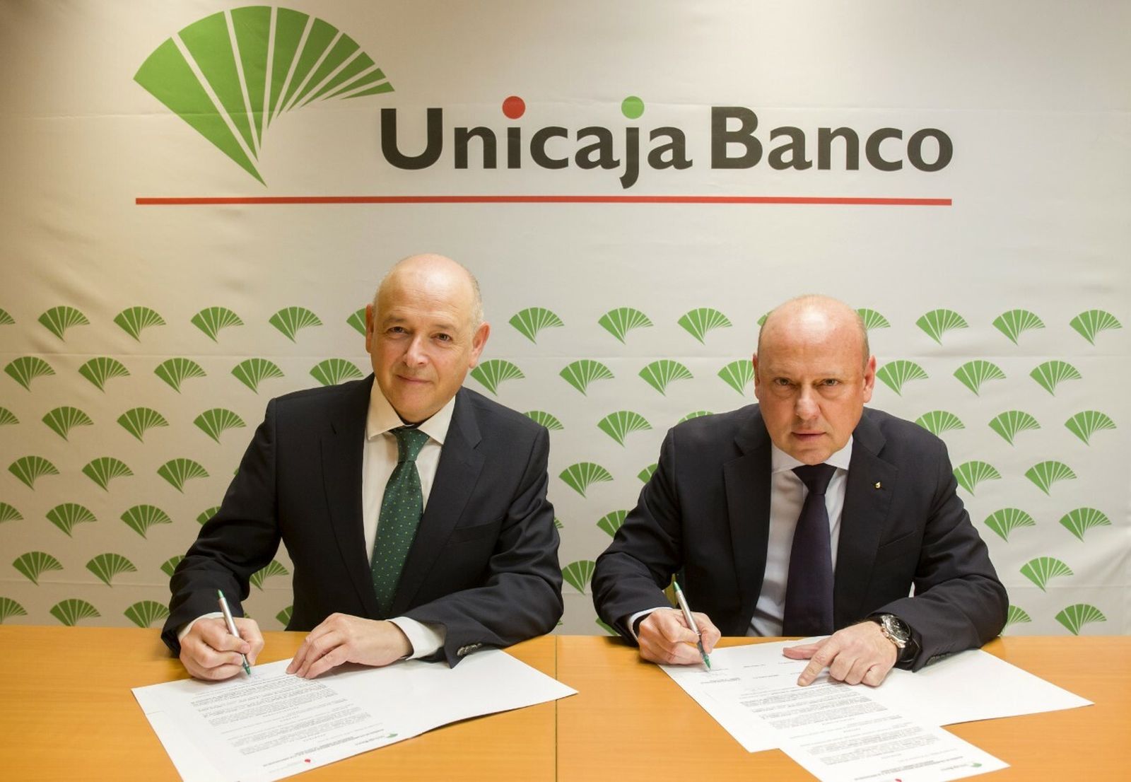 Firma del acuerdo entre Unicaja Banco y la Gota Roja de Málaga