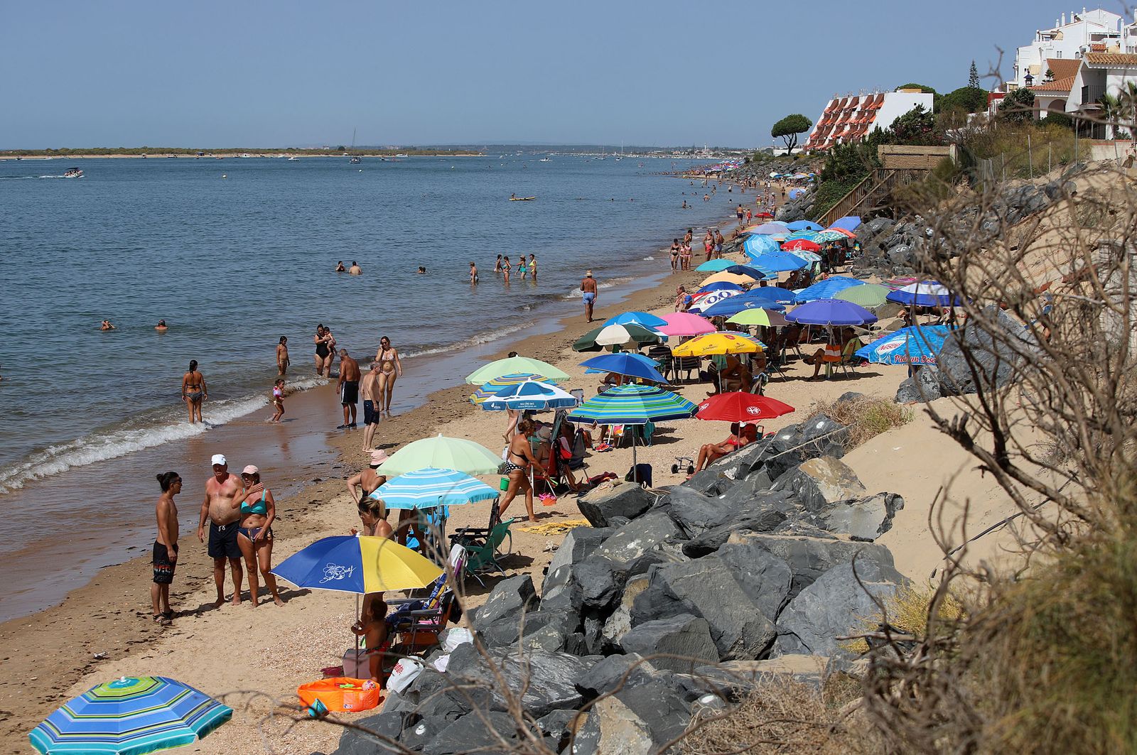 Imágenes del caluroso fin de semana en las playas de Huelva