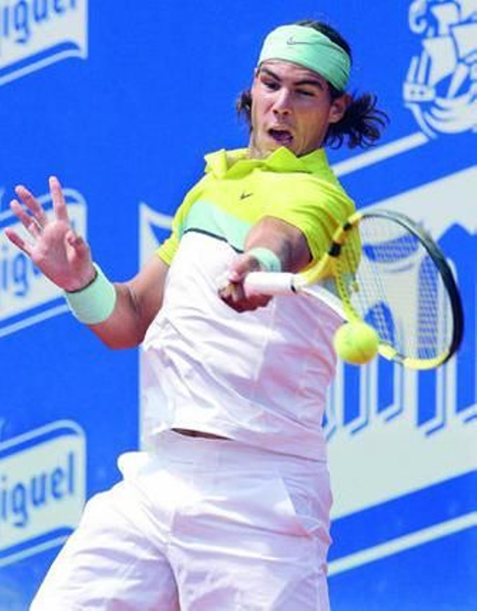Nadal devuelve una bola en su partido ante Davydenko.