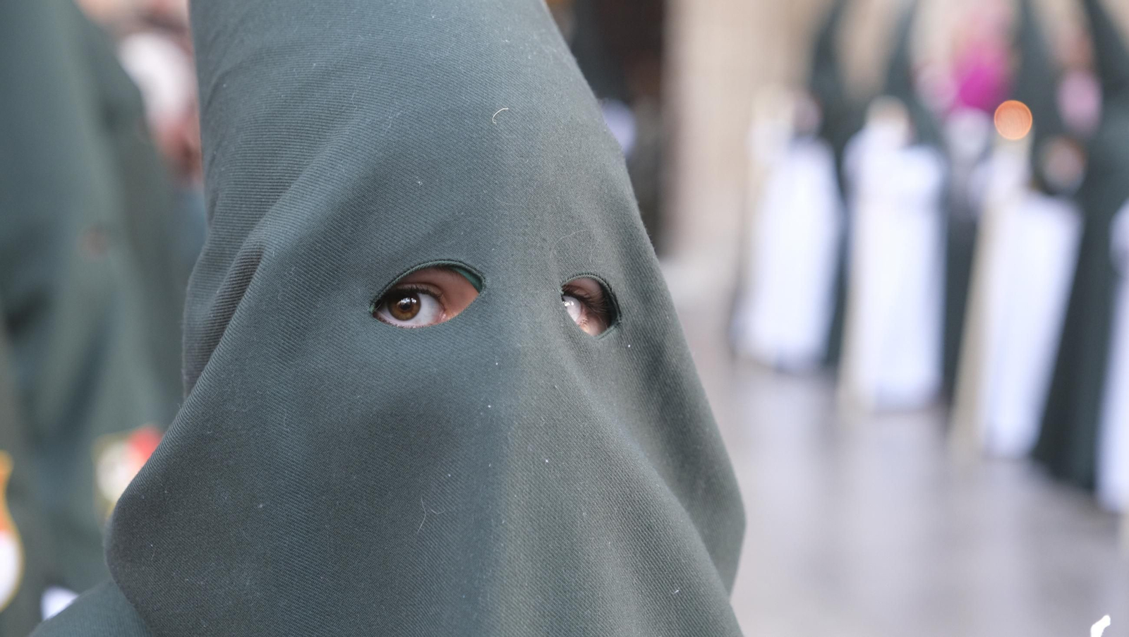Estudiantes en la Semana Santa de Almería 2025