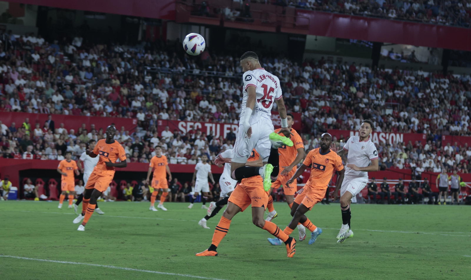En-Nesyri se eleva para rematar el gol que le daba el empate al Sevilla.