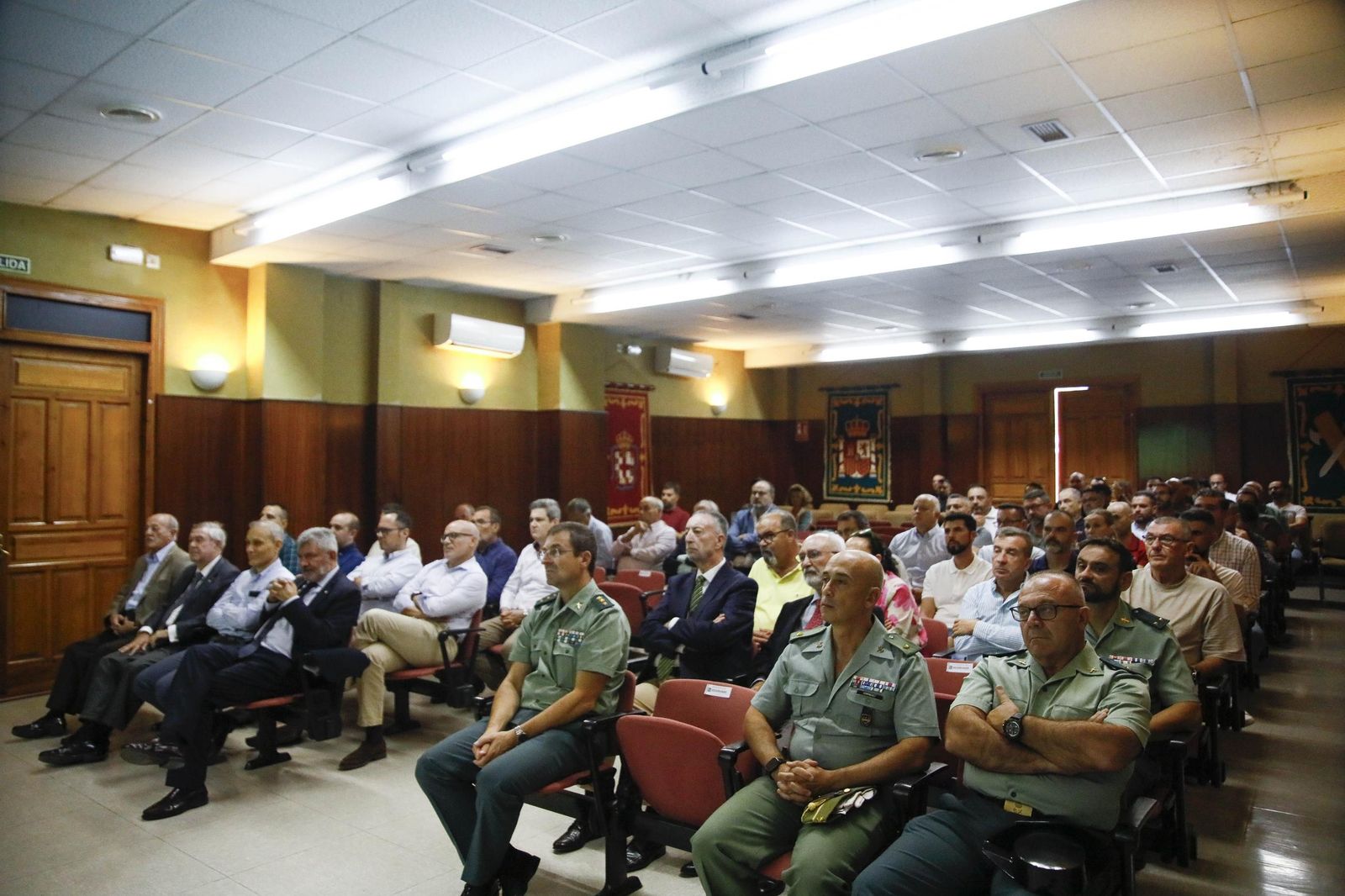 Las imágenes de la charla de Jesús Narciso Núñez Calvo sobre 'La creación de la Guardia Civil como nuevo modelo de seguridad pública' en Almería