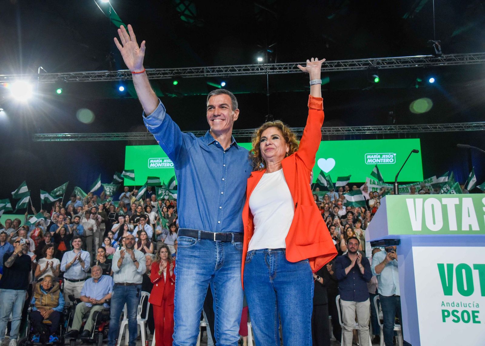 Pedro Sánchez y María Jesús Montero, en el último mitin de la campaña ...