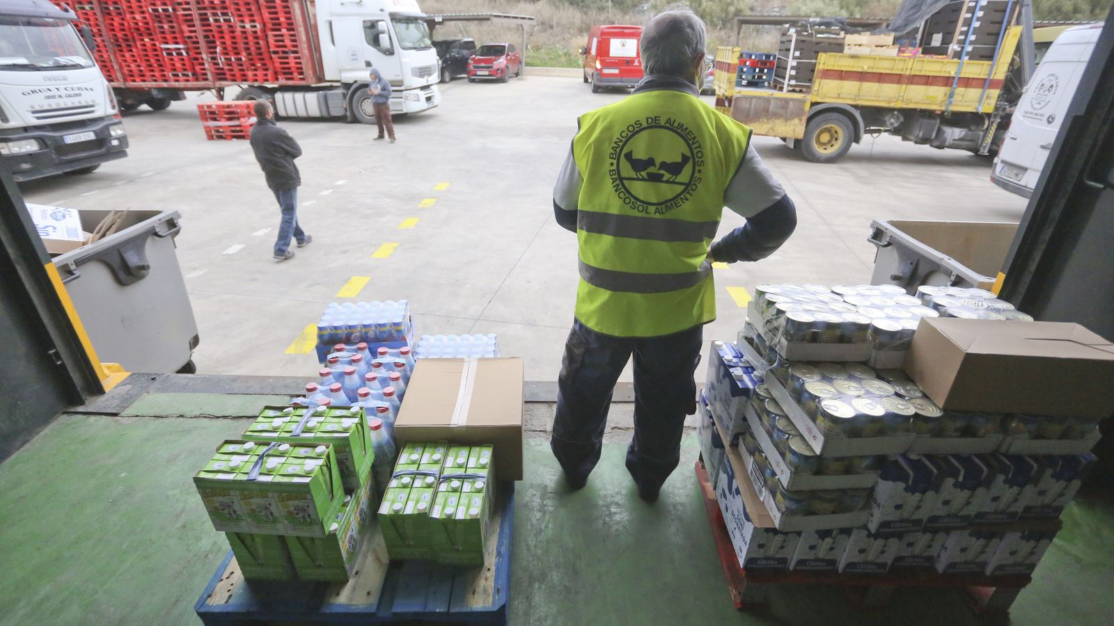 El voluntario en sus labores en el almacén de Bancosol.