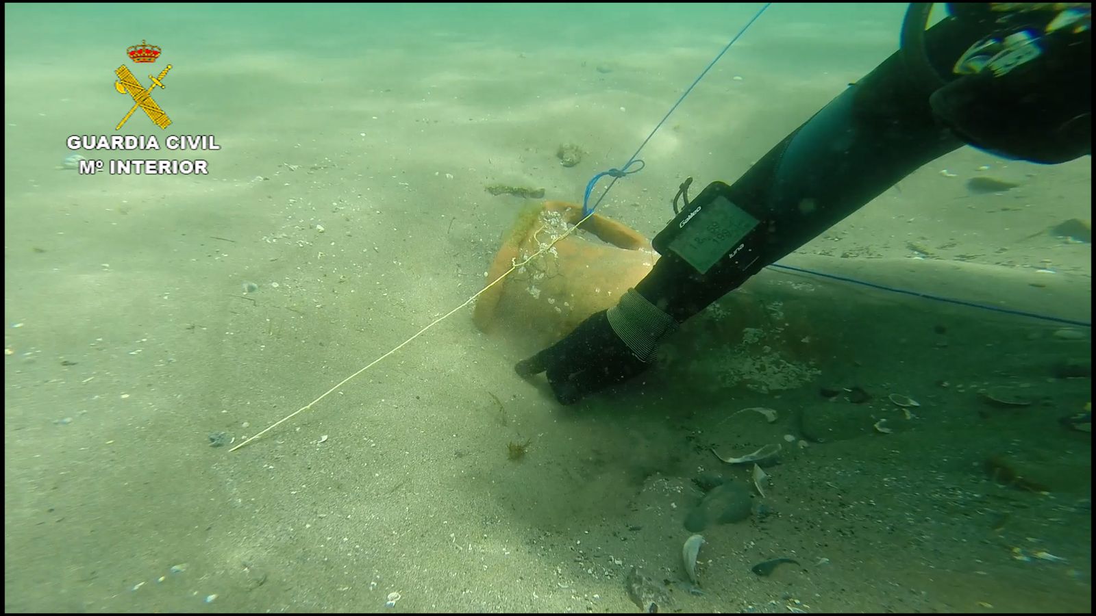 Las fotos de las ánforas recuperadas por la Guardia Civil en Puente Mayorga