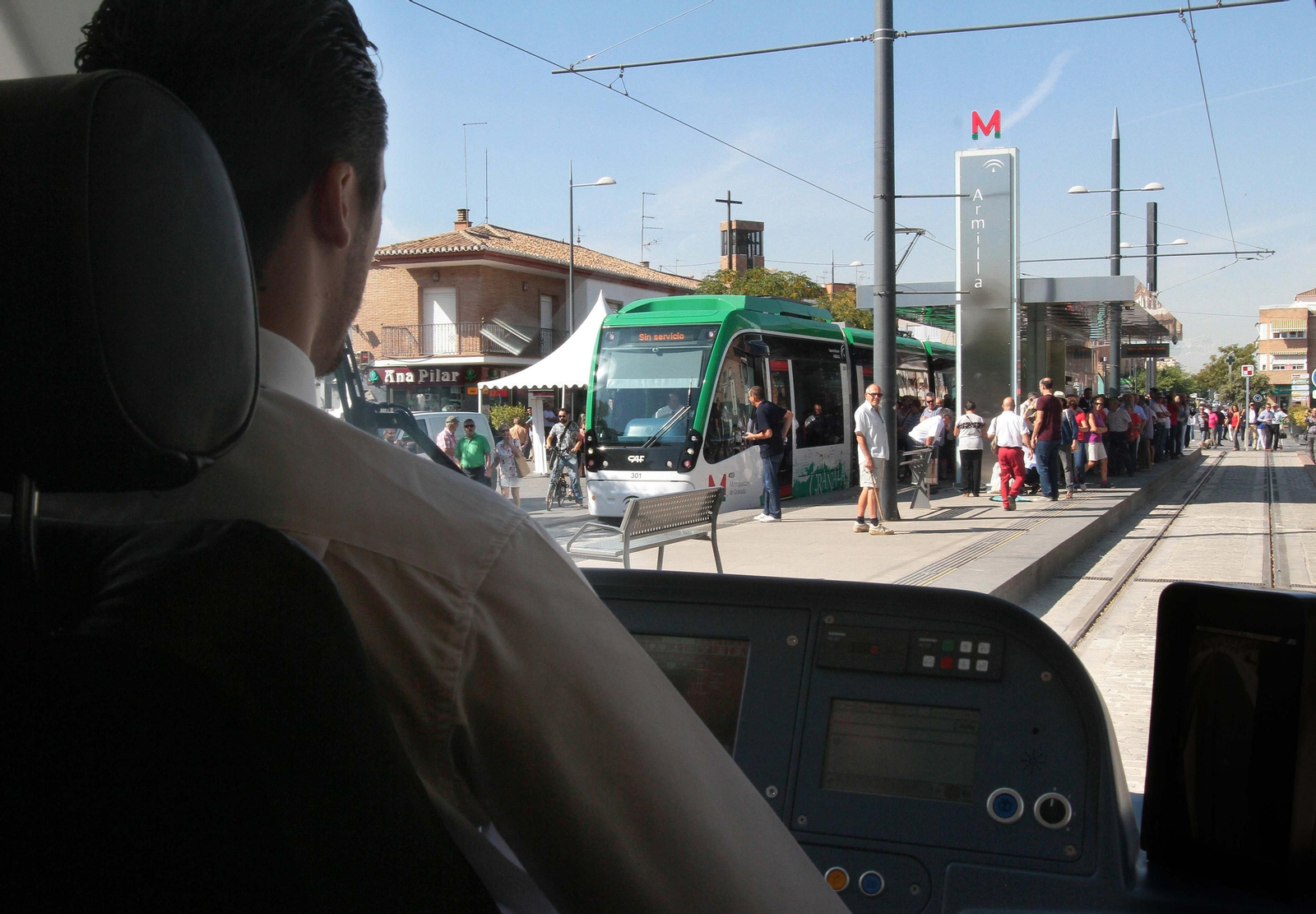 Uno de los trenes llega a la parada de Armilla, una de las cabeceras del trayecto del Metropolitano.