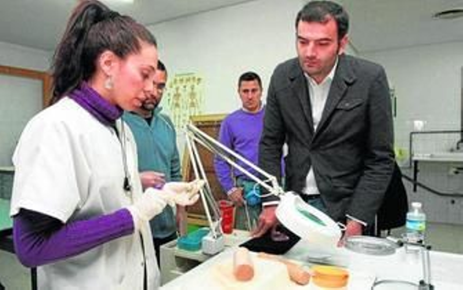 1. El delegado provincial de Cultura, Ángel Romero, observa el trabajo de restauración de uno de los ídolos hallados en el Seminario. 2. Una de las personas del equipo que lleva a cabo los trabajos de restauración le muestra todos los ídolos . 3. Los ídolos ya restaurados se pueden ver en la sala de Arqueología del Museo Provincial de Huelva. 4. Uno de los ídolos que se está sometiendo al proceso de restauración en esta segunda fase.
