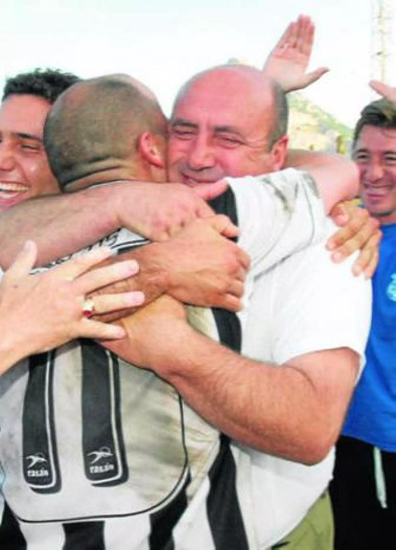 El granadino Izco y Baby se abrazan para celebrar la clasificación para la fase de ascenso en 2004