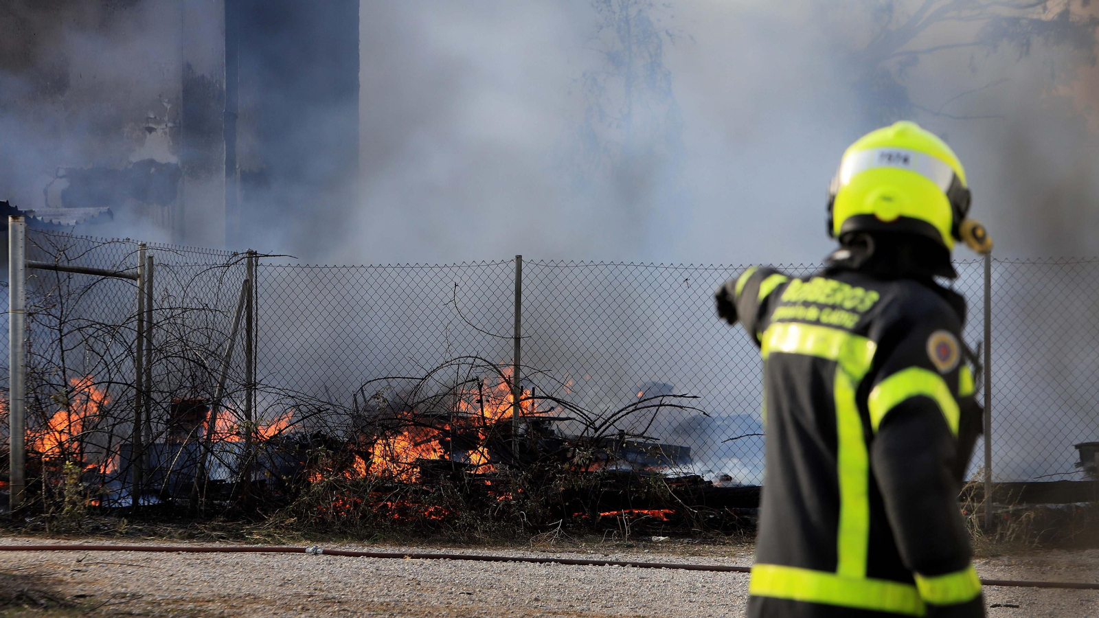 Incendio en un descampado de la zona norte