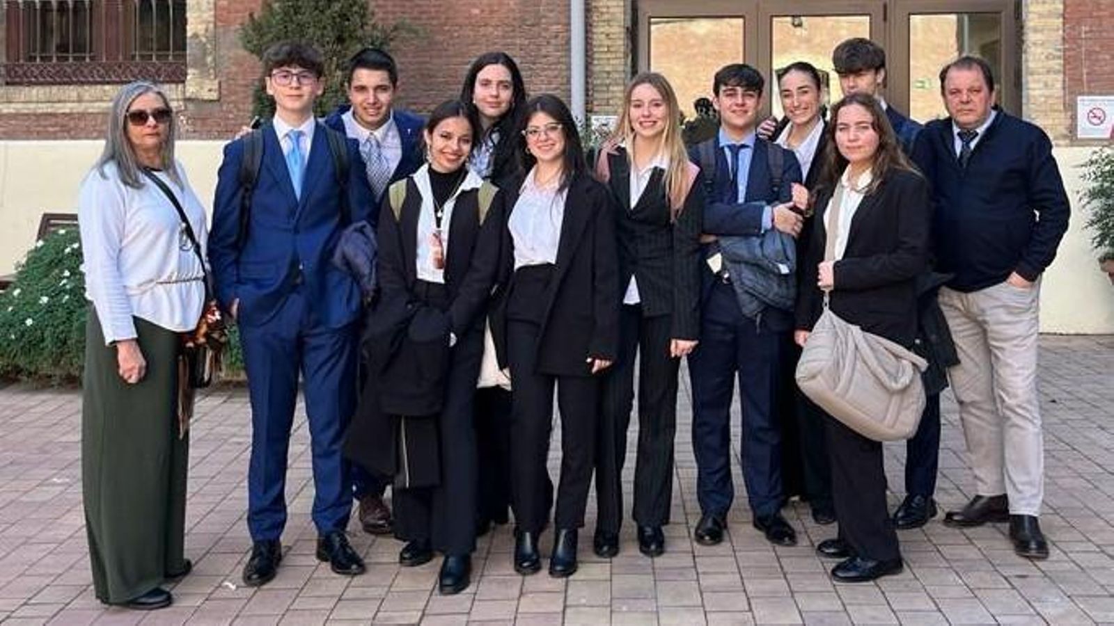Grupos de debate de Bachillerato que asistieron al torneo celebrado en Madrid, con sus profesores.