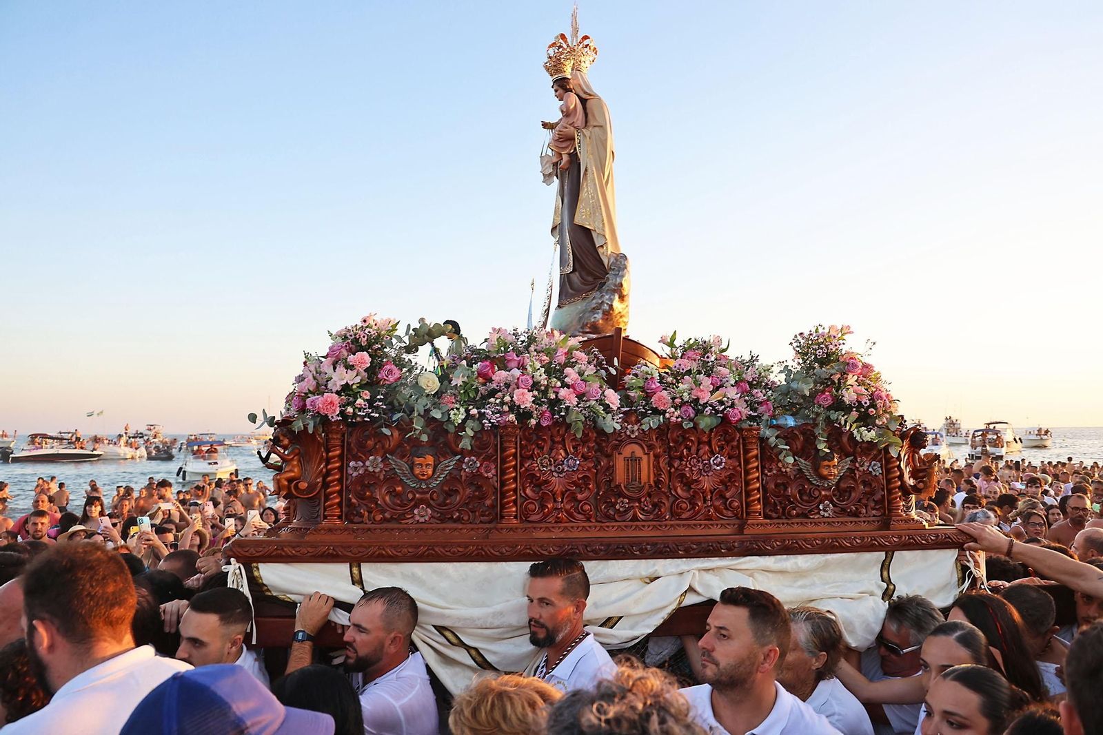 Imágenes de la Virgen del Carmen procesionando en Punta Umbría