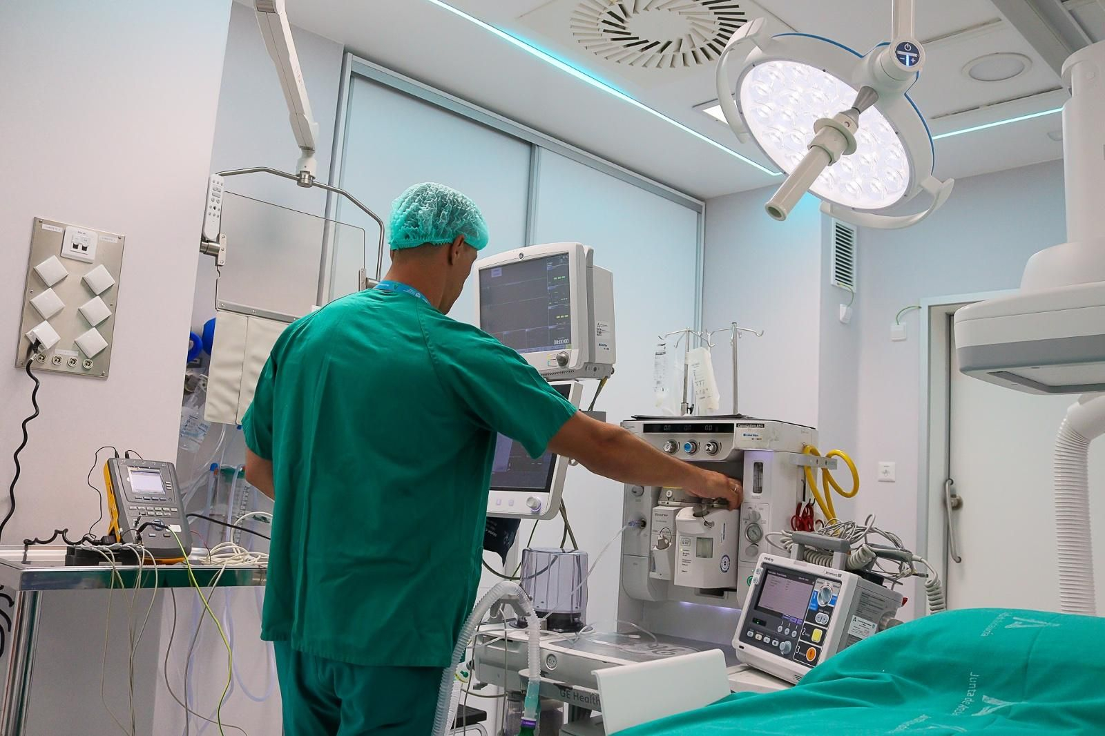 Un sanitario revisa los aparatos de un quirófano del hospital.