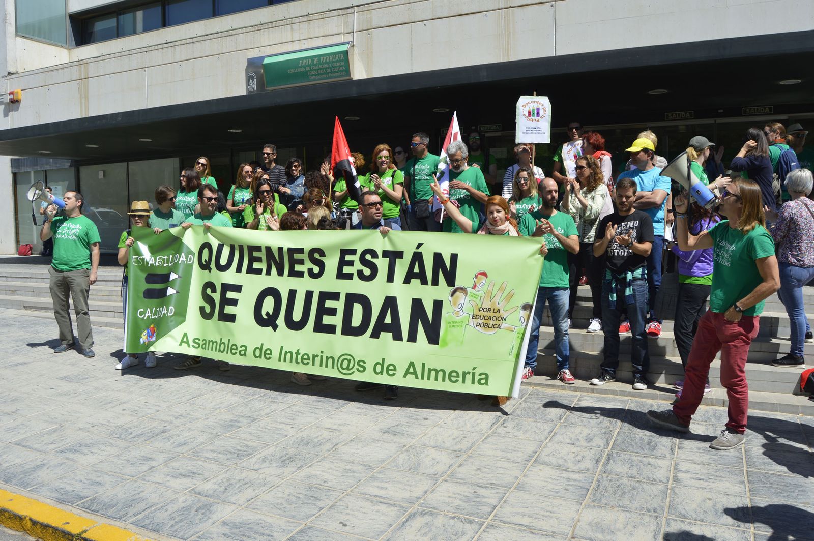 Interinos concentrados a las puertas de la Delegación de Educación de la Junta de Andalucía en Almería.