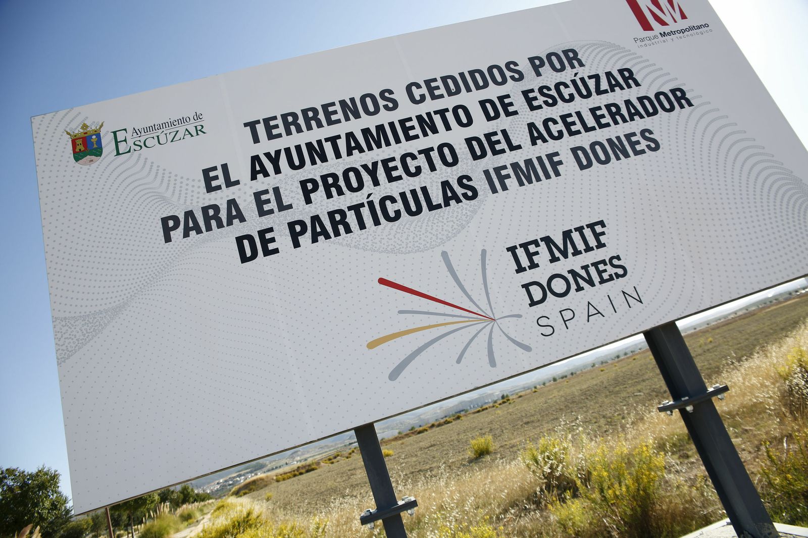 Cartel en la parcela de Escúzar donde se proyecta la instalación del acelerador de partículas.