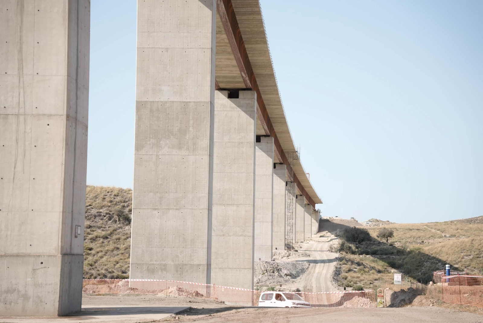 Los ministros Félix Bolaños y Óscar Puente visitan el viaducto de los Feos de Almería