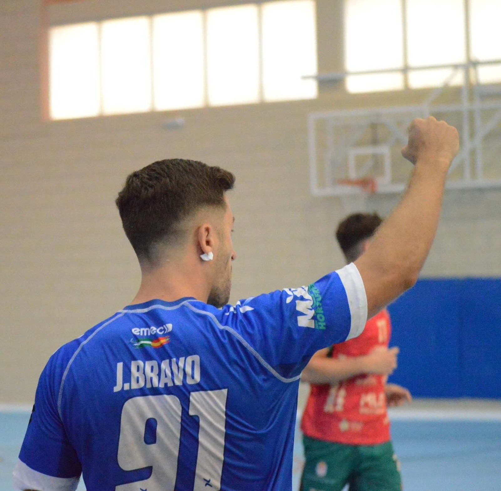 Un jugador del conjunto canterano-sureño realiza una indicación durante un encuentro de esta temporada.