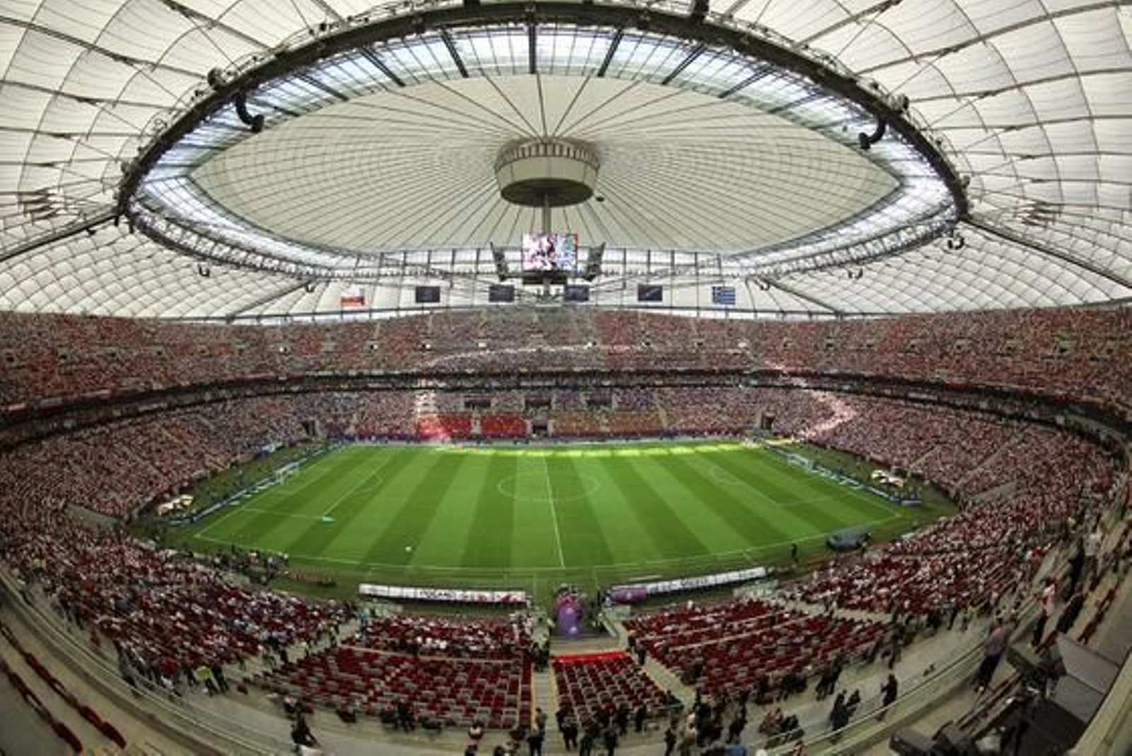 Polonia y Grecia empatan 1-1 en un interesante partido inaugural con dos expulsados, polémica y un penalti fallado.

Foto: EFE