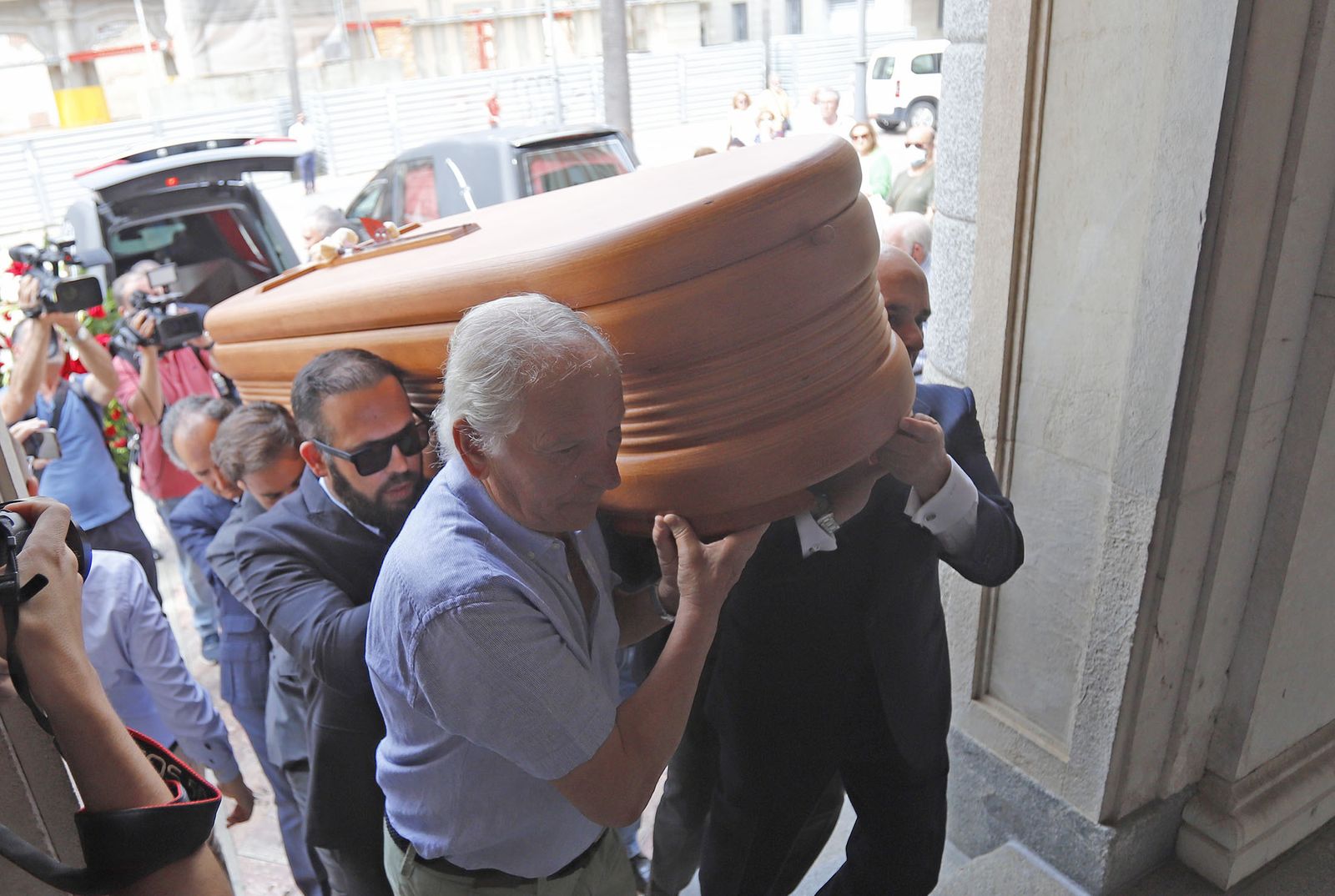 Llegada del féretro de Miguel Baez Litria la Capilla Ardiente de Huelva