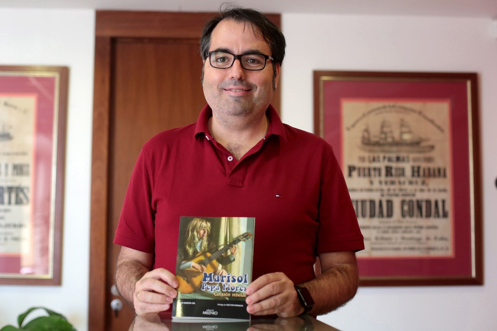 El escritor Luis García Gil con su libro sobre la figura de Marisol.