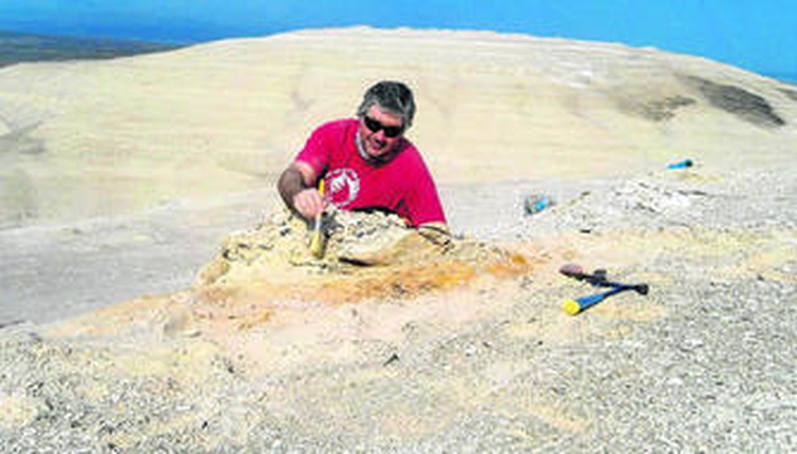 El paleontólogo Fernando Muñiz, durante uno de sus trabajos en la costa onubense.