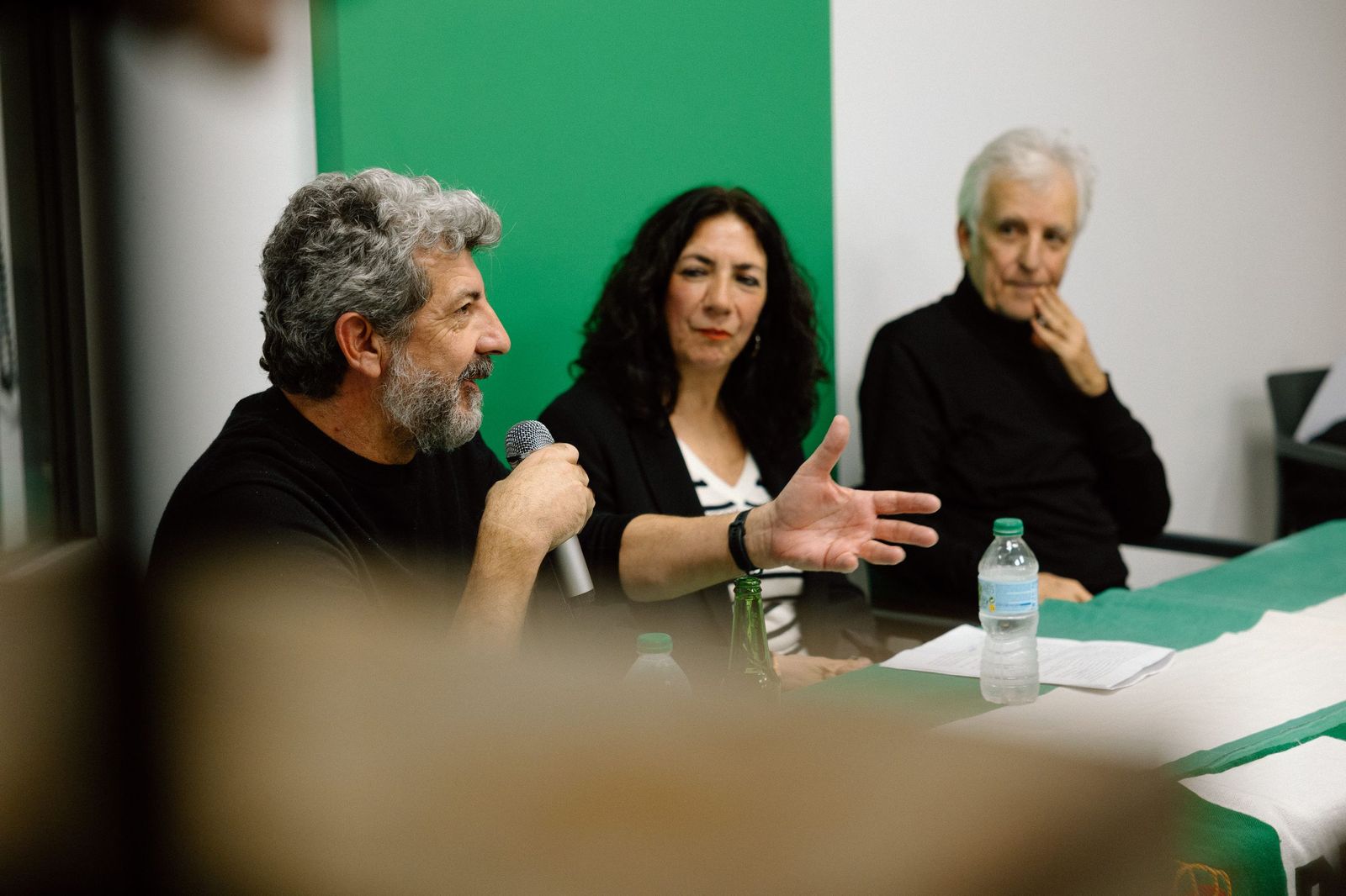 Alberto Rodríguez y Kiko Veneno, en el encuentro que moderó Reyes Aguilar.