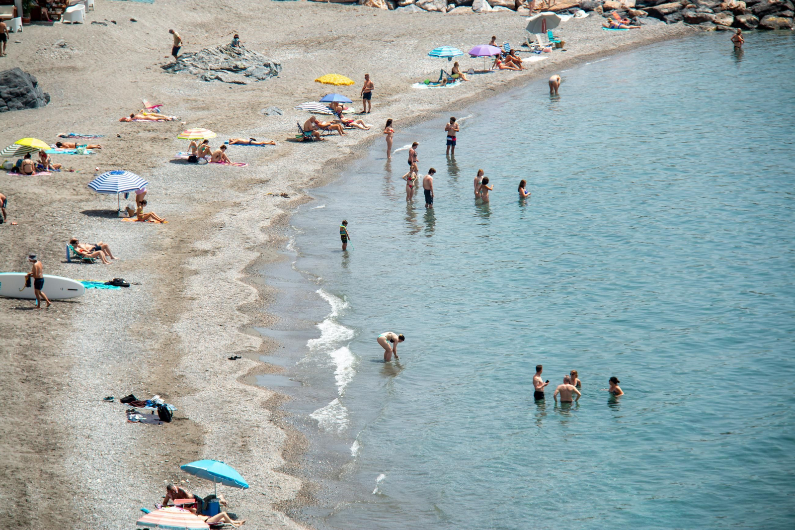 Las playas de Almuñécar se convierten en refugio del calor a dos semanas del verano