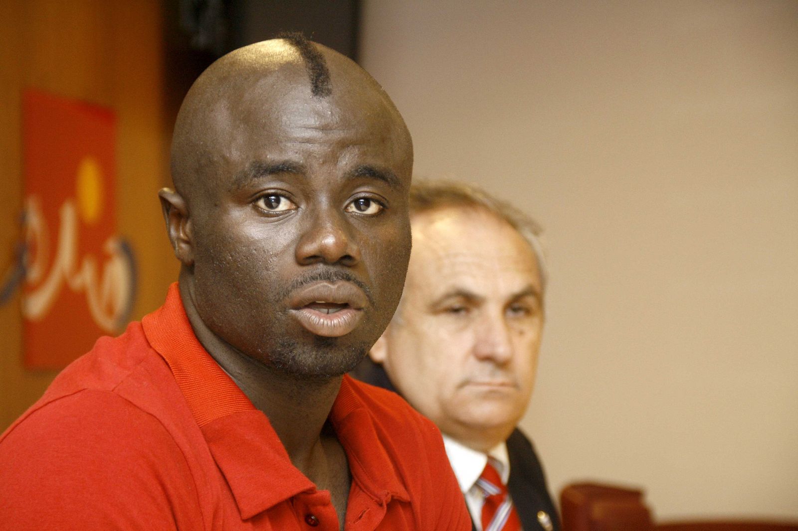 M'Bami, con Alfonso García al fondo