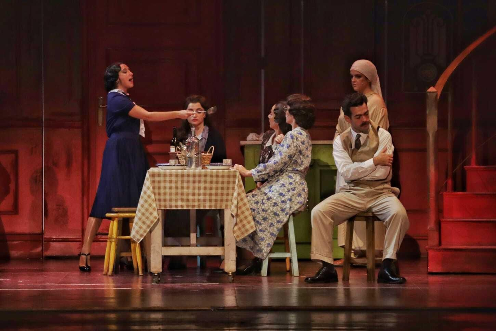 El musical 'El tiempo entre costuras', en el Teatro Cervantes hasta 10 de septiembre, en imágenes