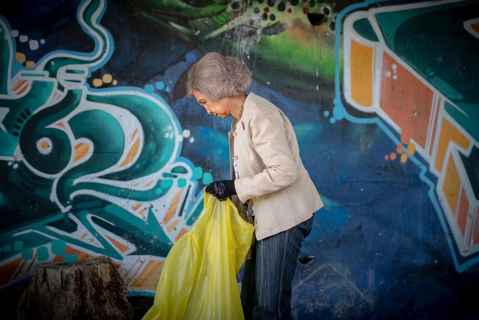 Doña Sofía, bolsa en mano, recoge residuos en Colmenarejo.