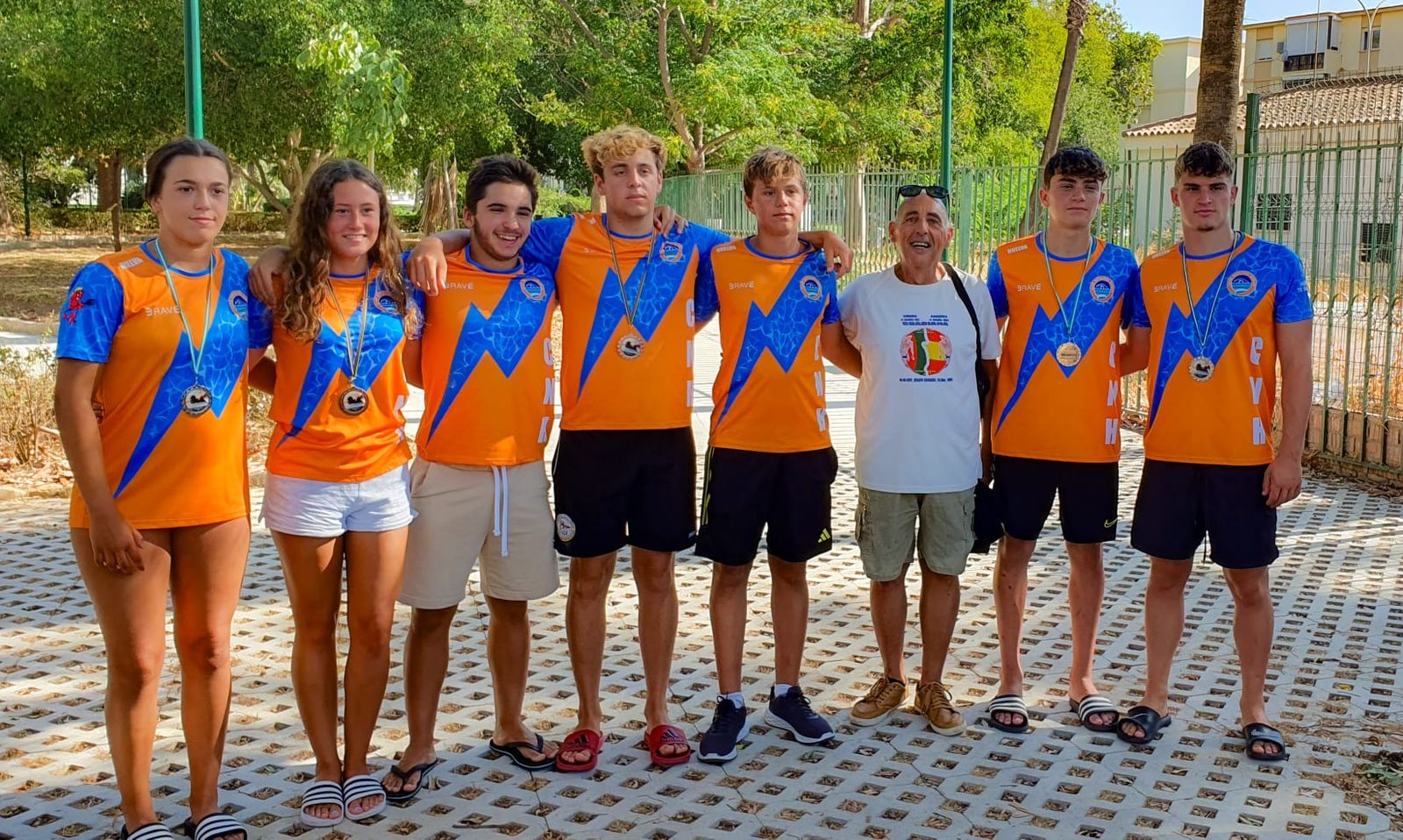 Los Tragamillas, del CN Huelva, tras su participación en la Travesía del Guadiana.